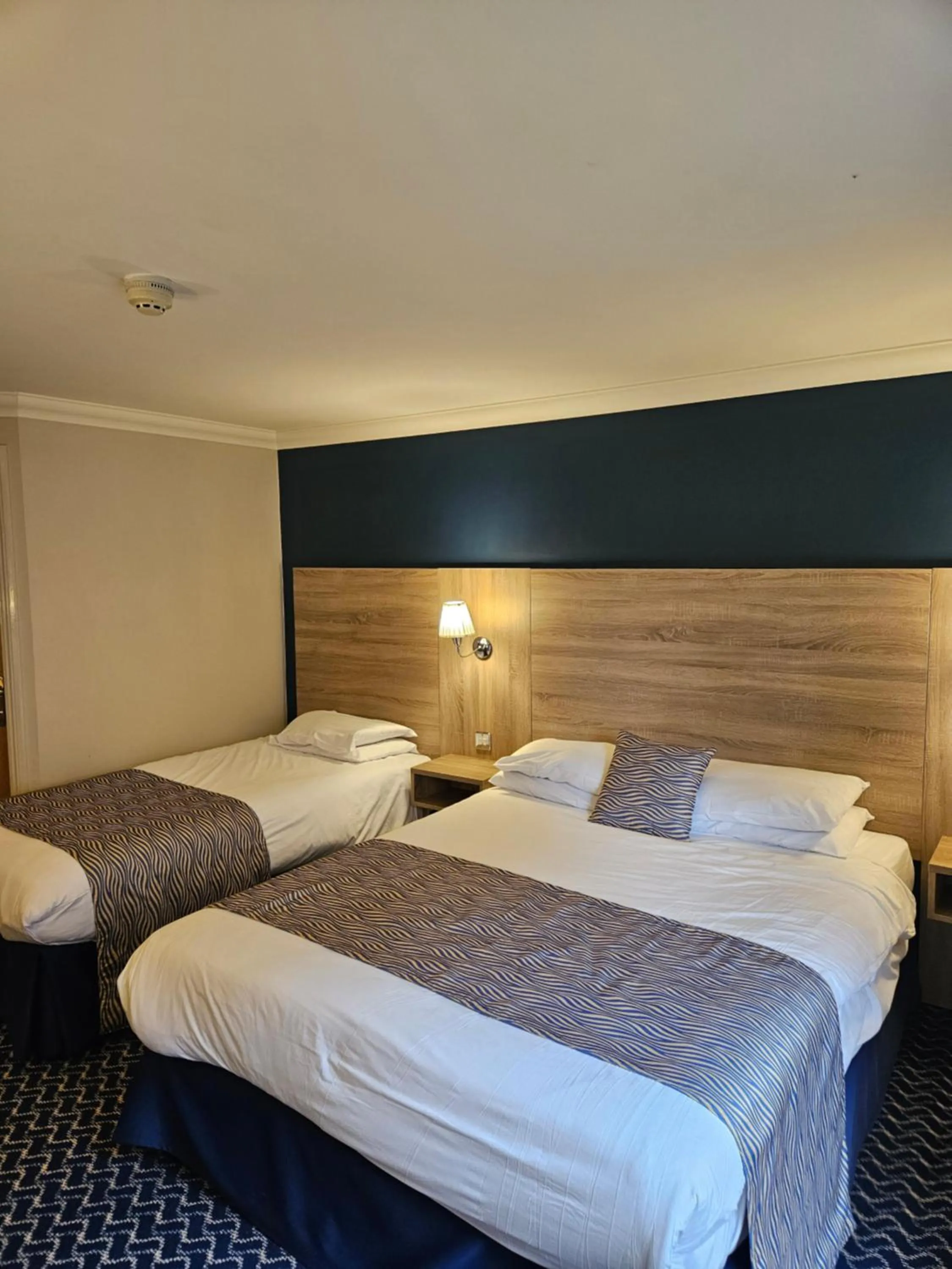 Twin Room with View in The Queens Hotel & Victoria Cloisters Apartments