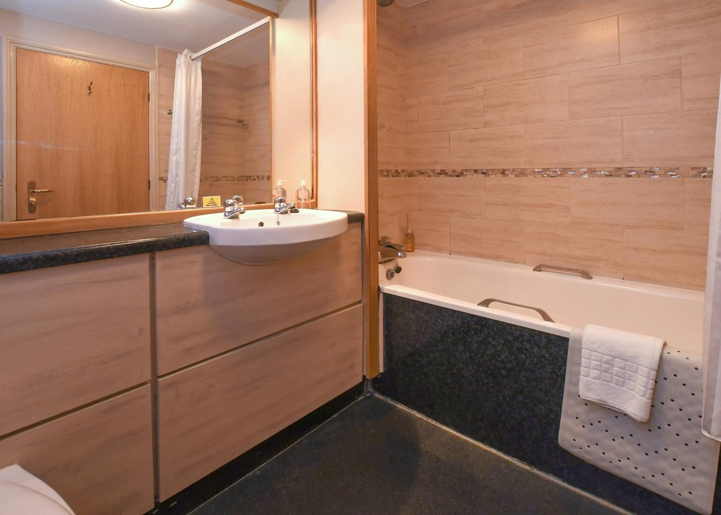 Bathroom in The Queens Hotel & Victoria Cloisters Apartments