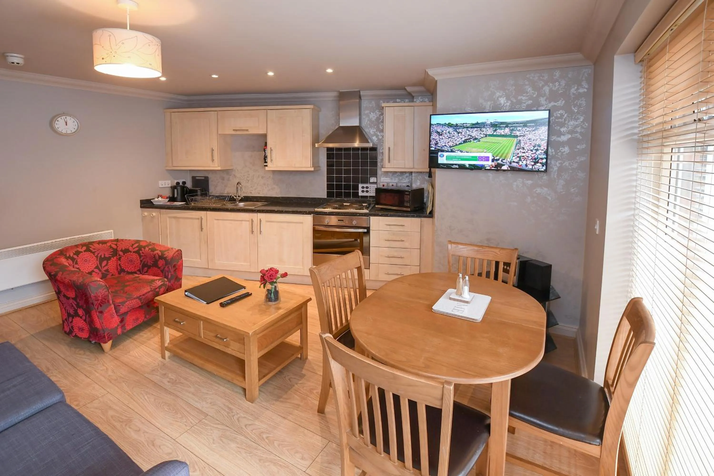 TV and multimedia in The Queens Hotel & Victoria Cloisters Apartments