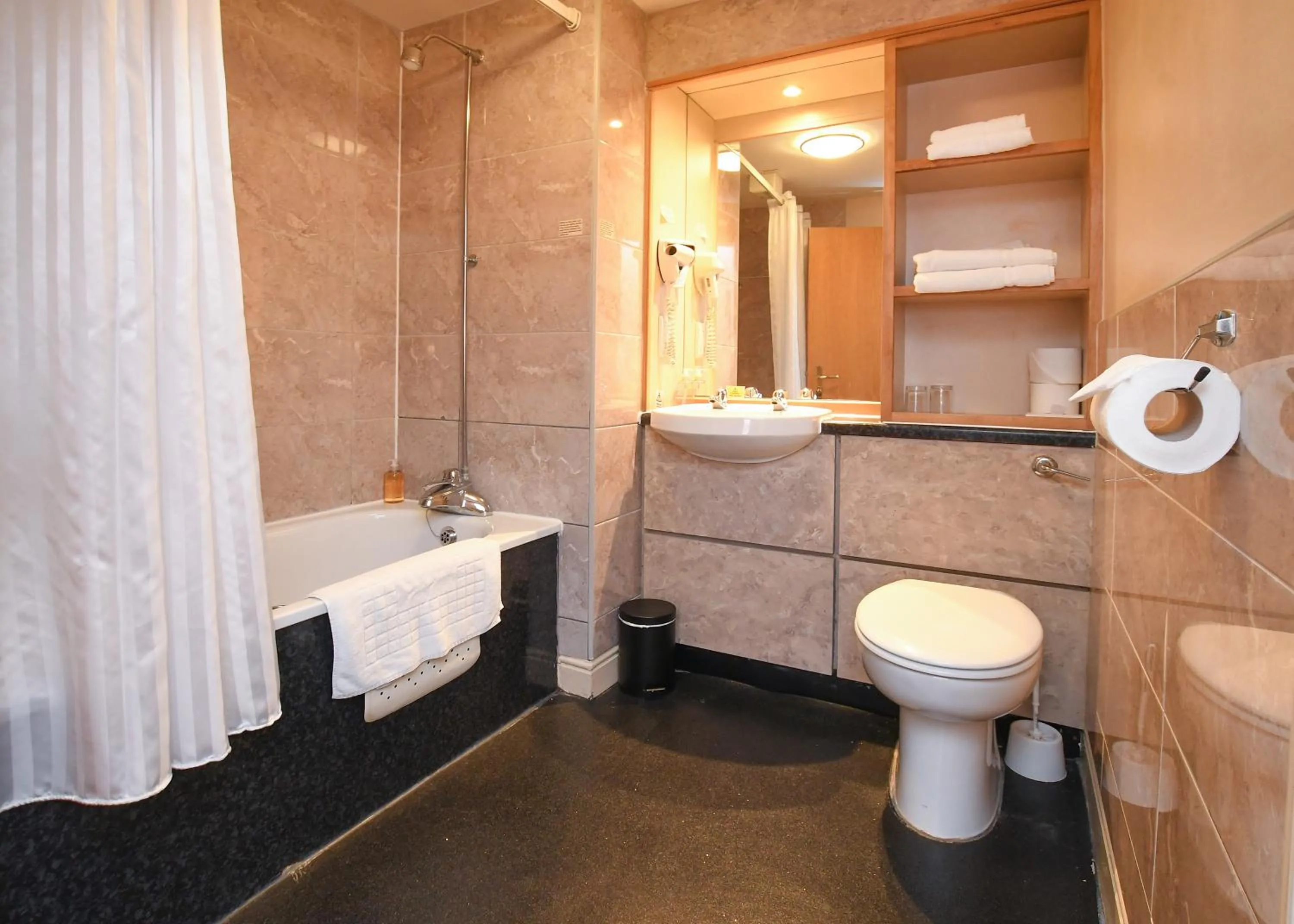 Shower in The Queens Hotel & Victoria Cloisters Apartments