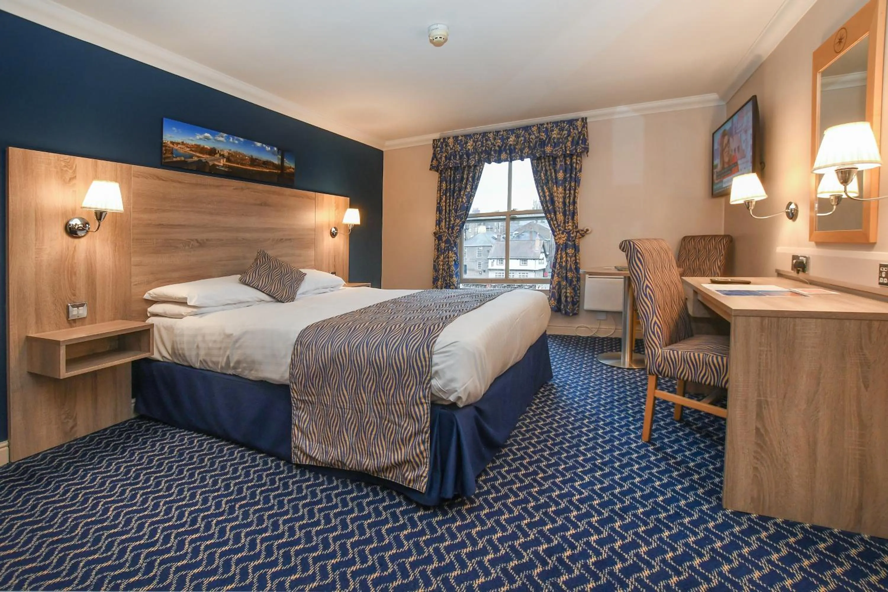 Bed in The Queens Hotel & Victoria Cloisters Apartments