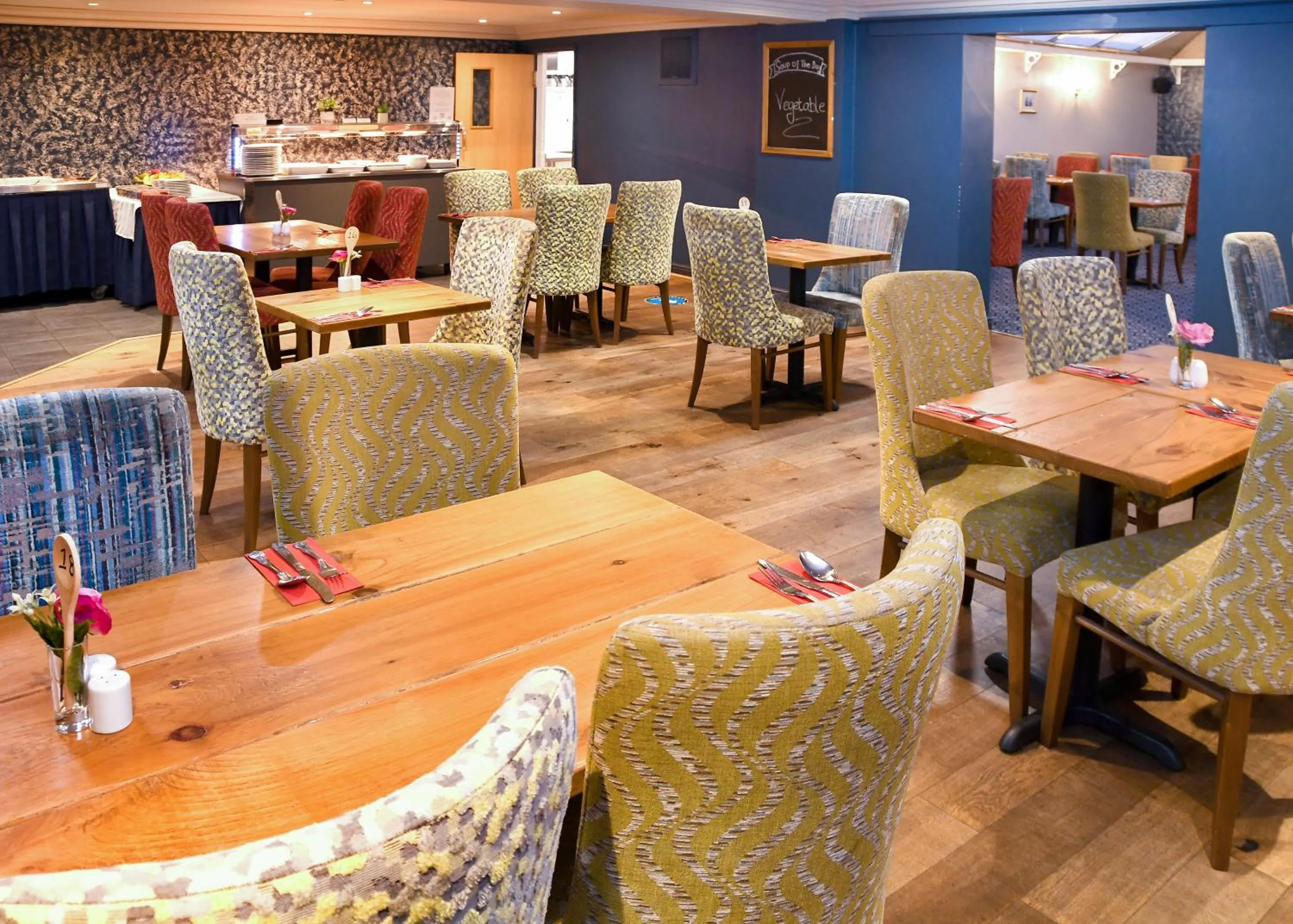 Restaurant/places to eat in The Queens Hotel & Victoria Cloisters Apartments