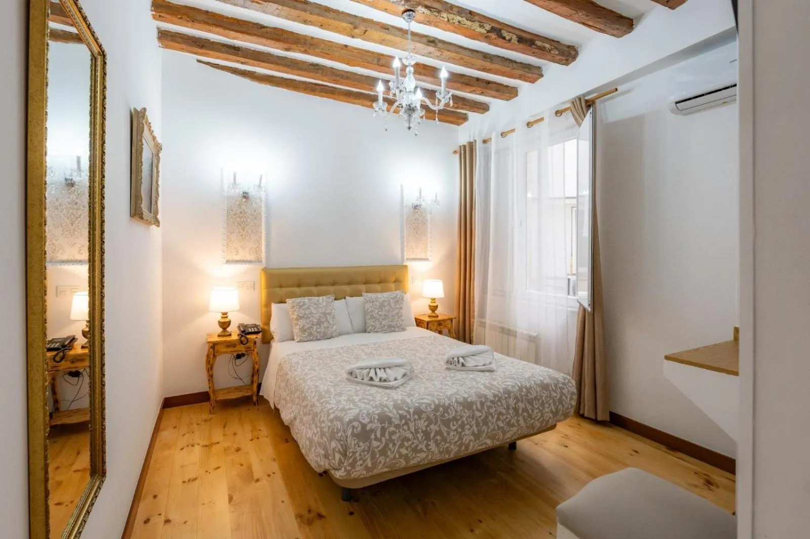 Photo of the whole room, Bed in Oriente Palace Apartments