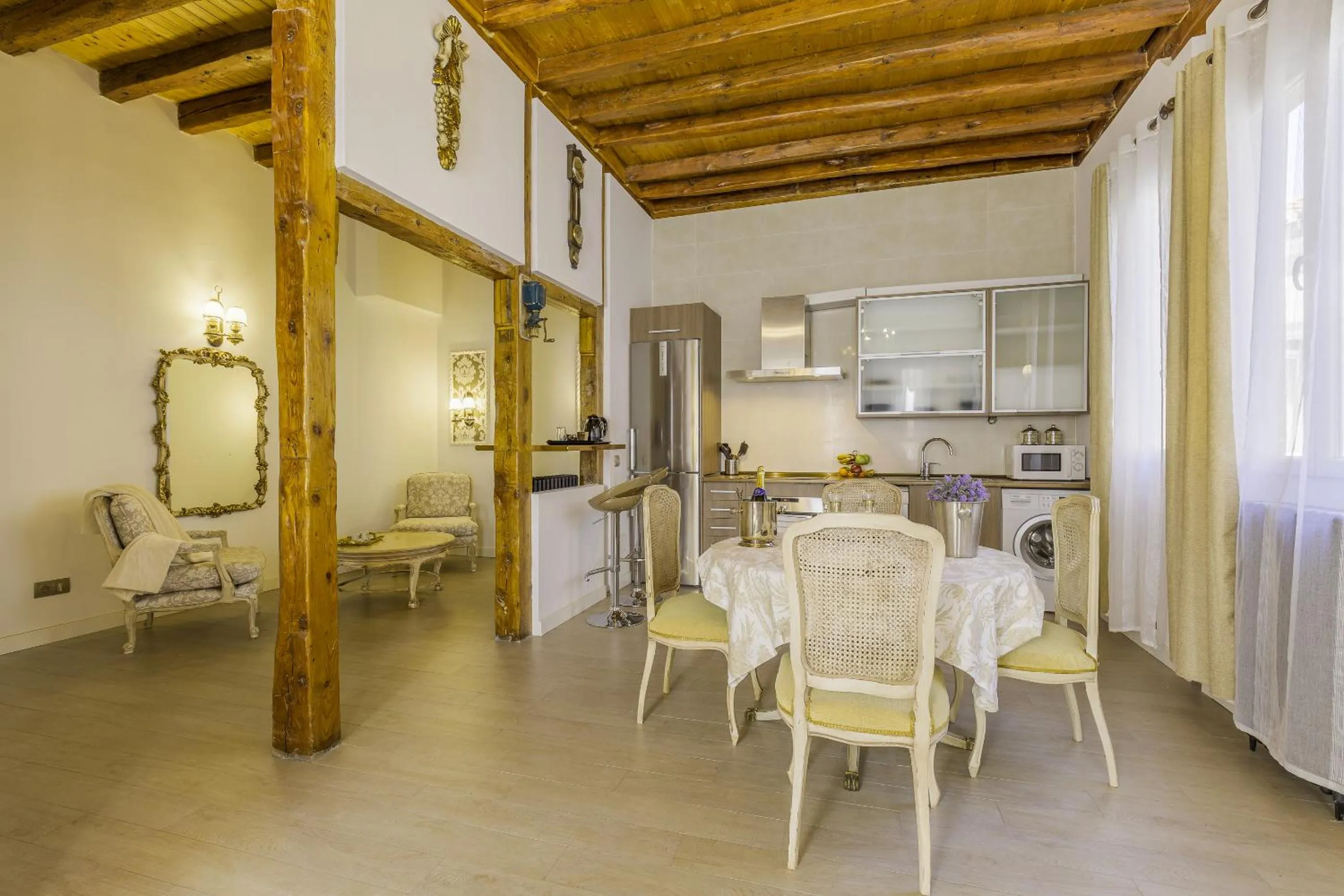 Dining area in Oriente Palace Apartments