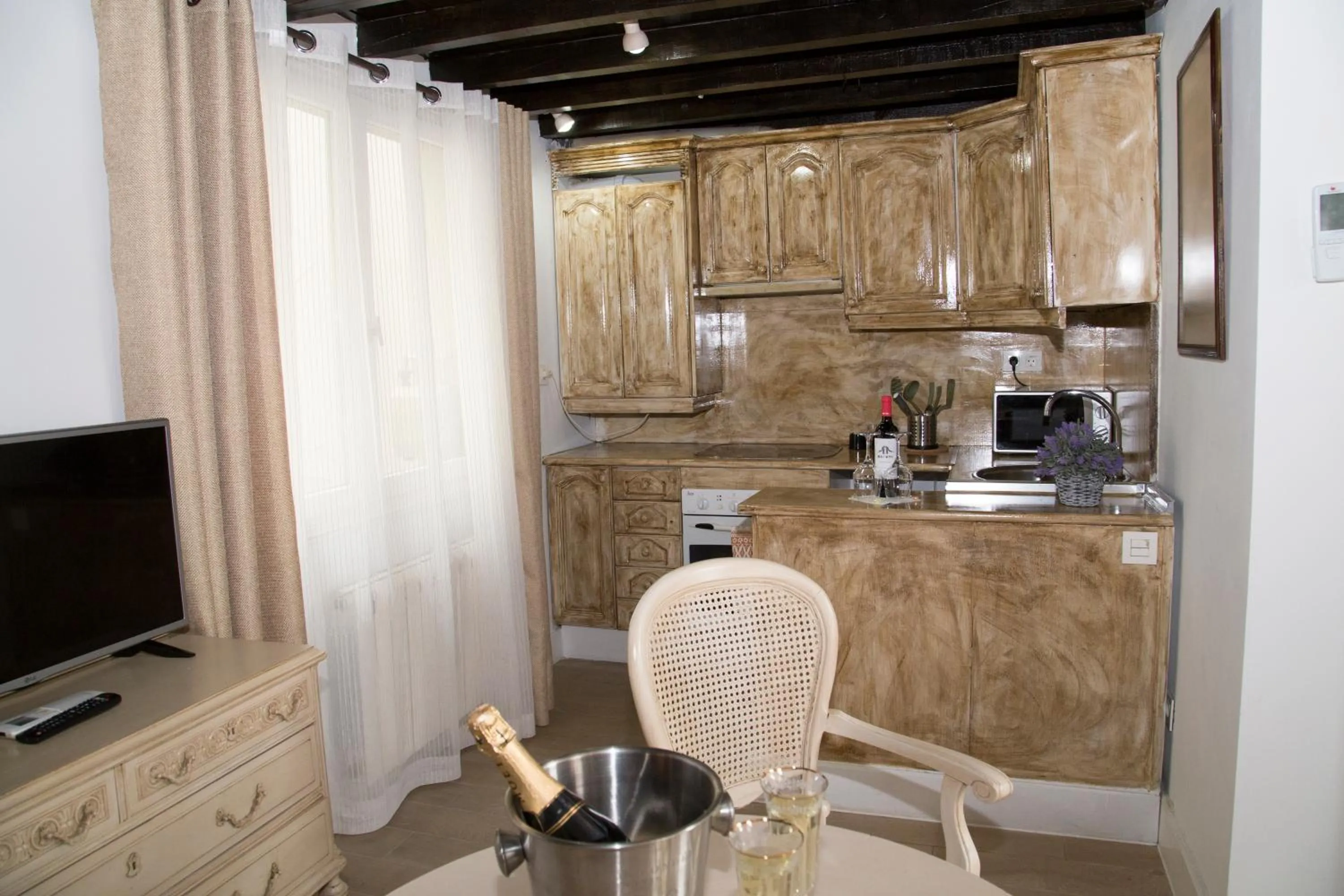 Kitchen or kitchenette in Oriente Palace Apartments