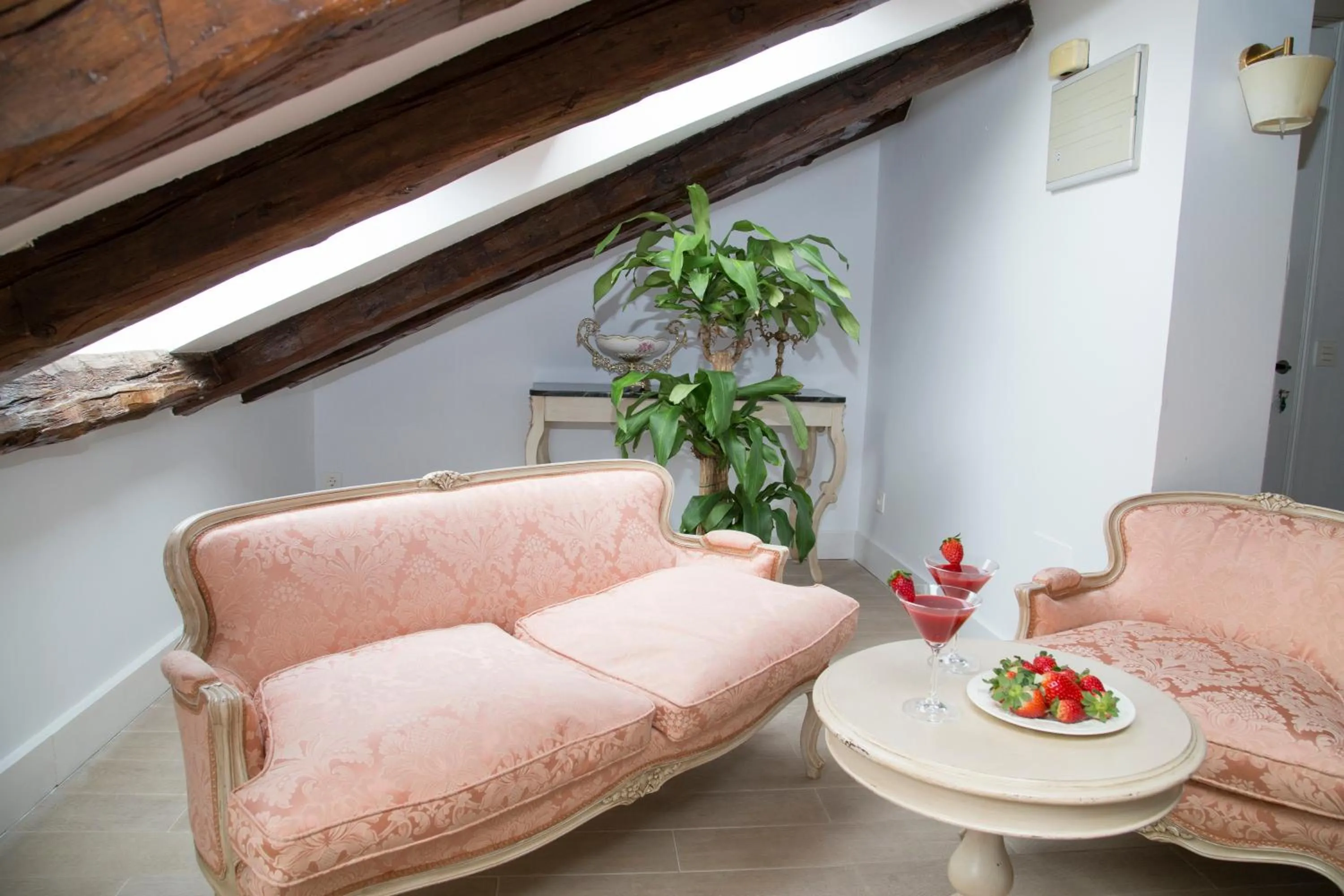 Seating area in Oriente Palace Apartments