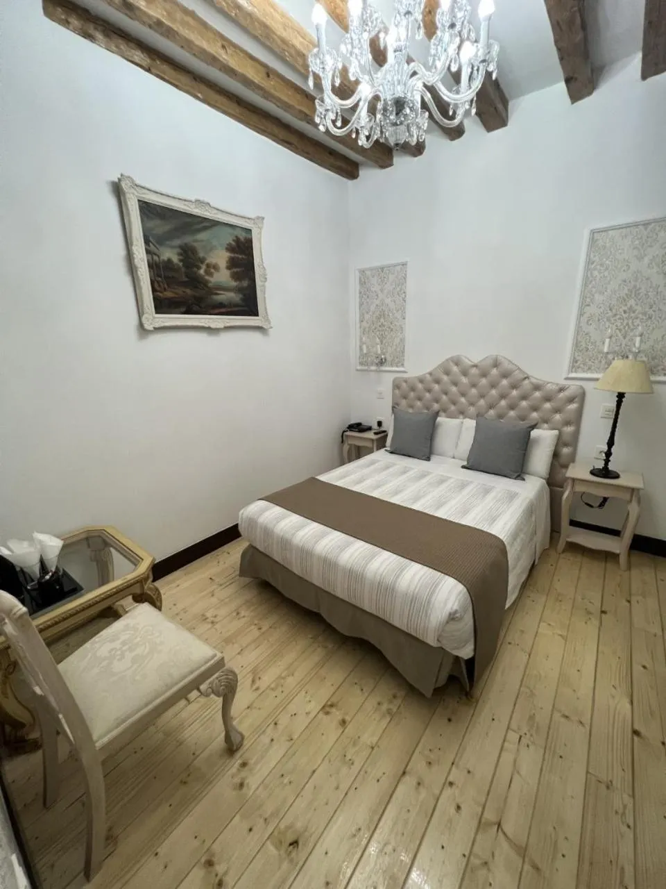 Photo of the whole room, Bed in Oriente Palace Apartments