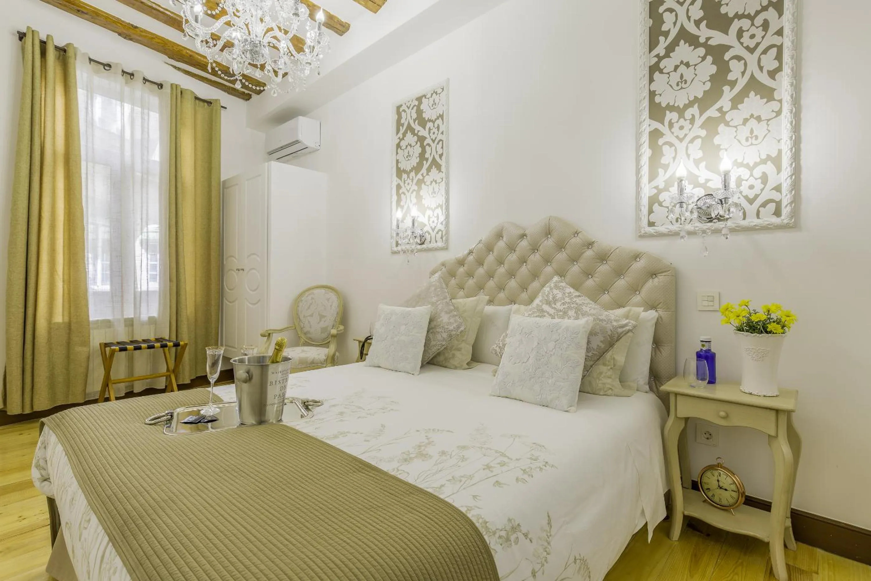 Bedroom, Bed in Oriente Palace Apartments