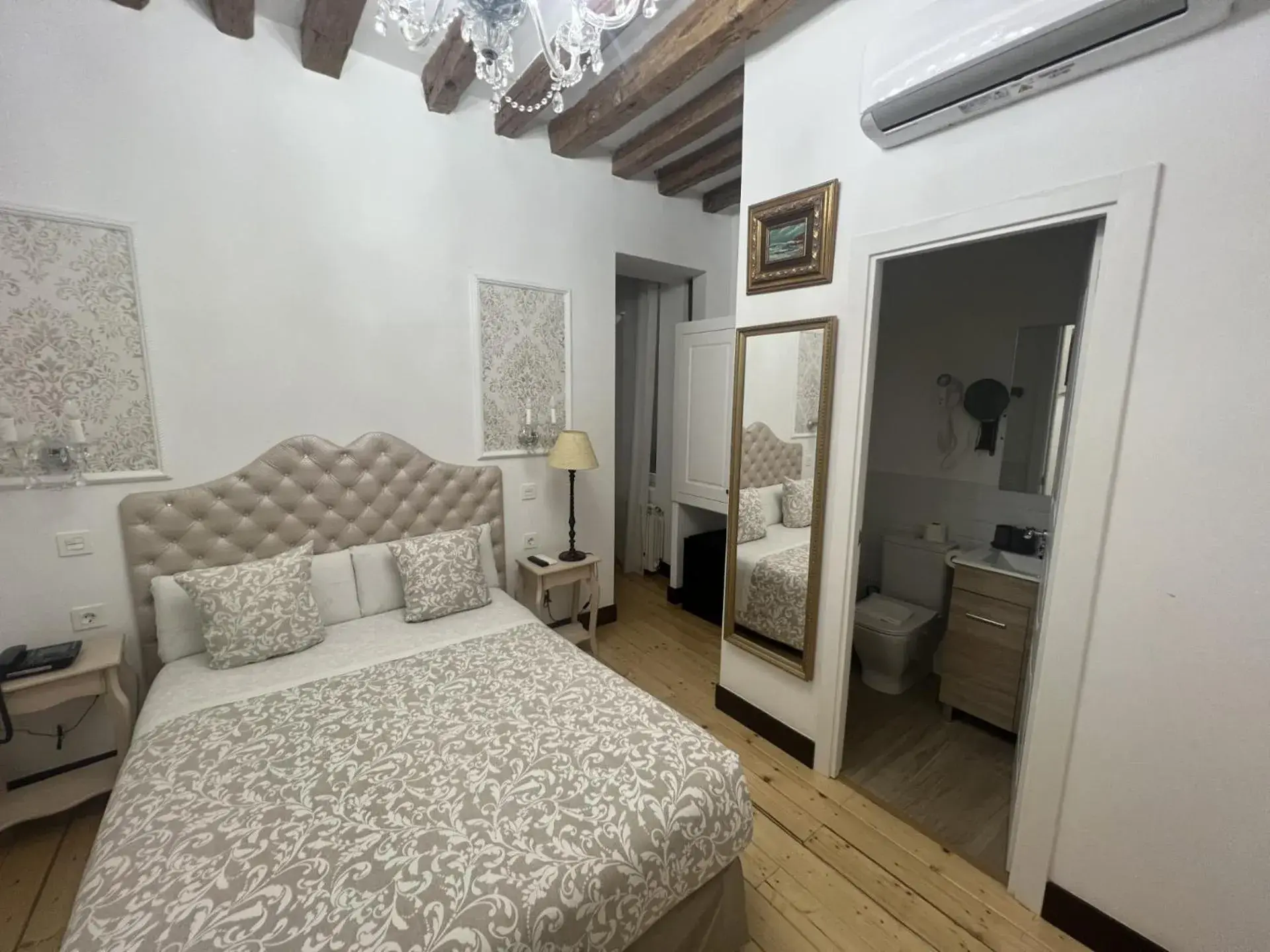 Interior Single Room - single occupancy in Oriente Palace Apartments Interior Single Room - single occupancy in Oriente Palace Apartments