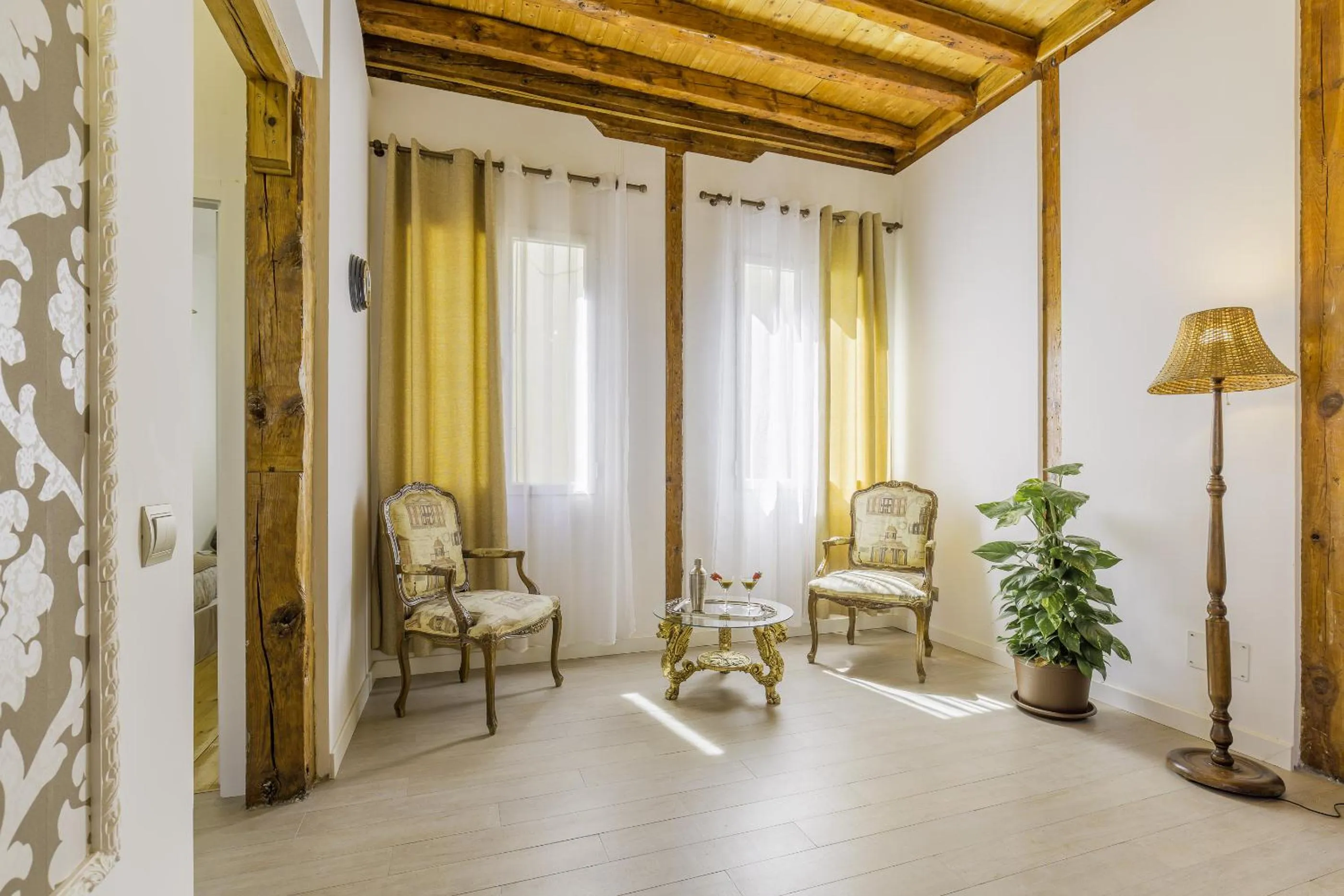 Seating area in Oriente Palace Apartments