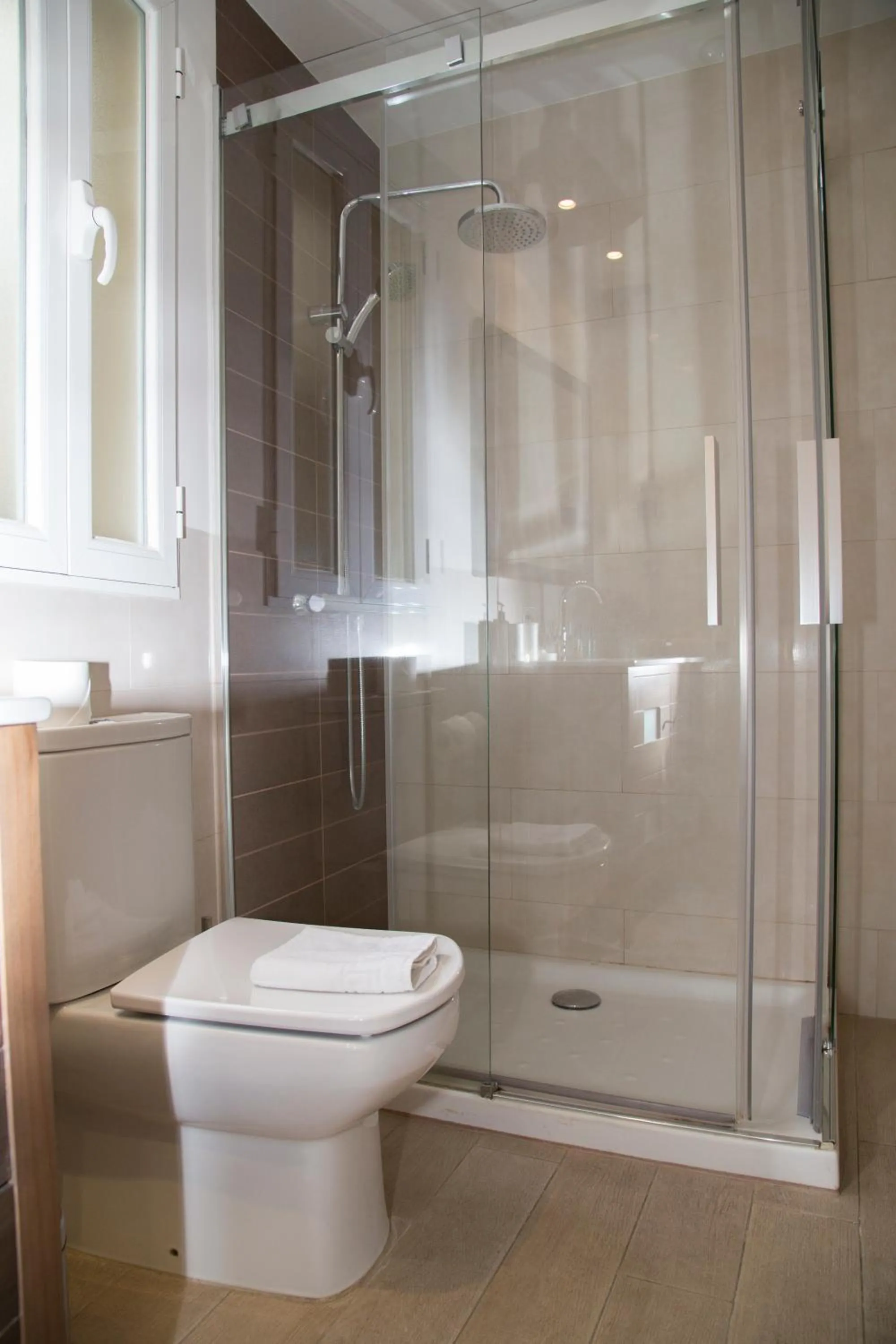 Shower in Oriente Palace Apartments