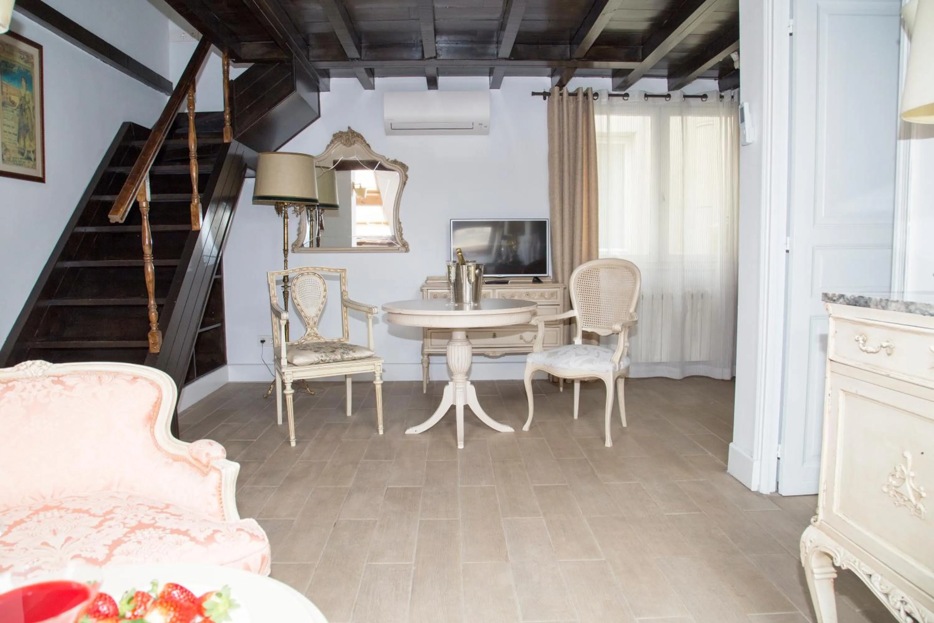 Seating area in Oriente Palace Apartments