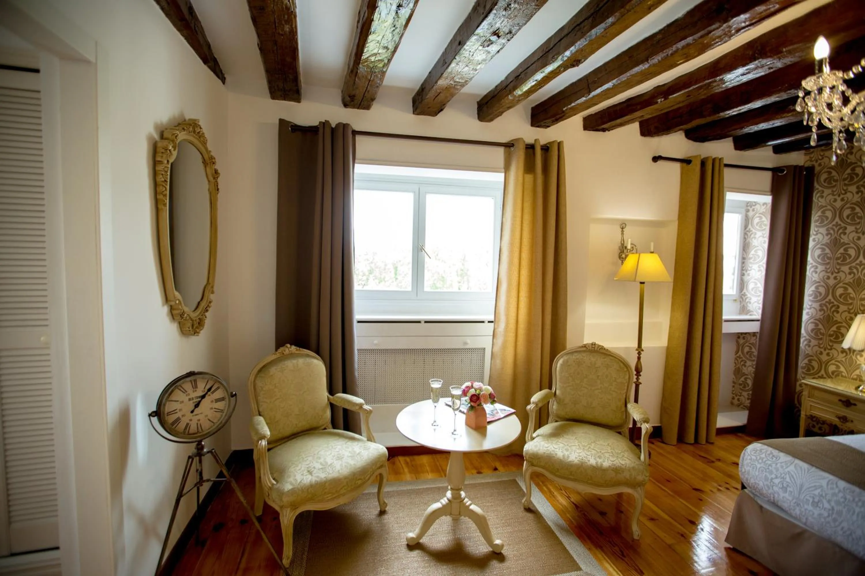 Seating area, Bed in Oriente Palace Apartments