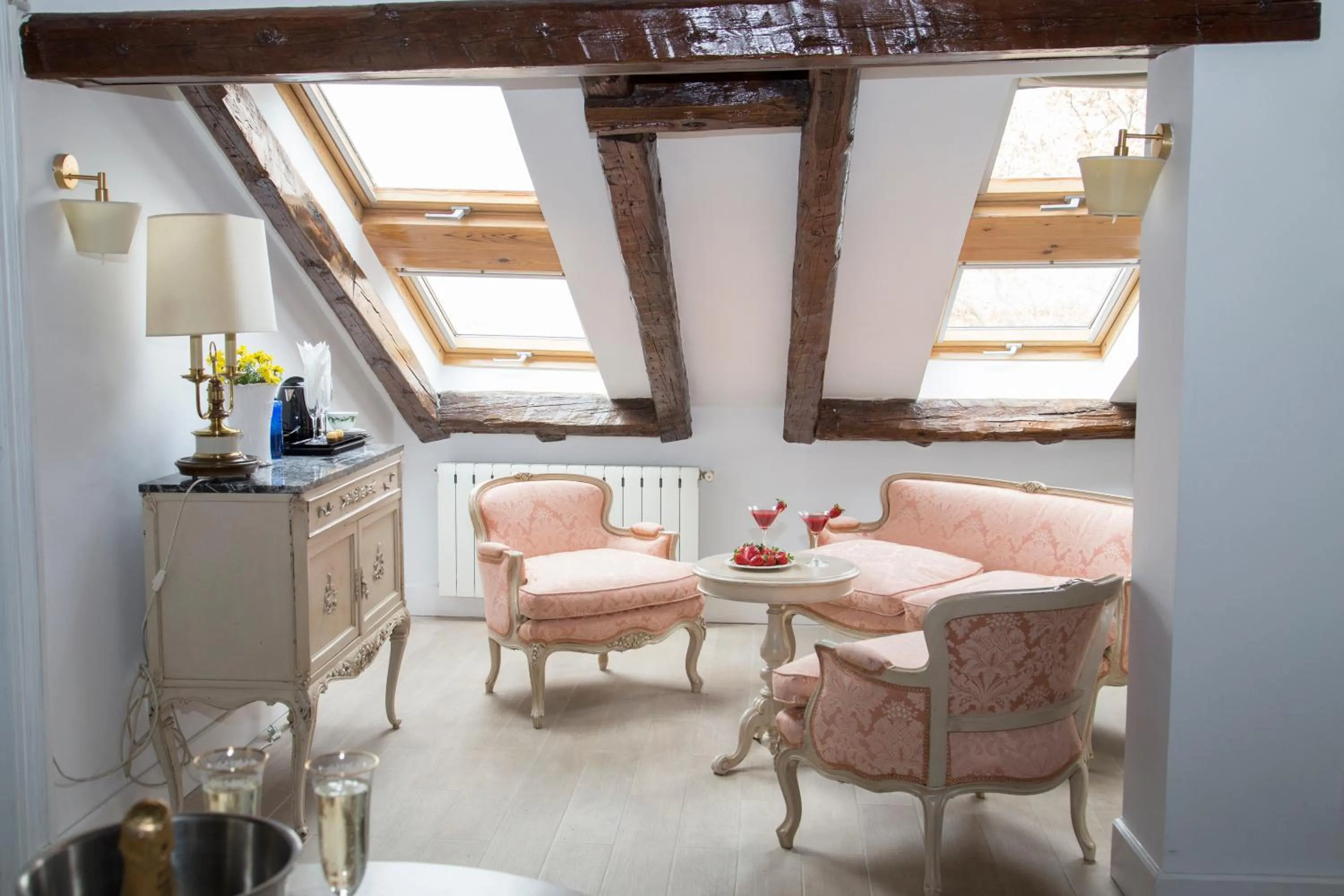 Seating area in Oriente Palace Apartments