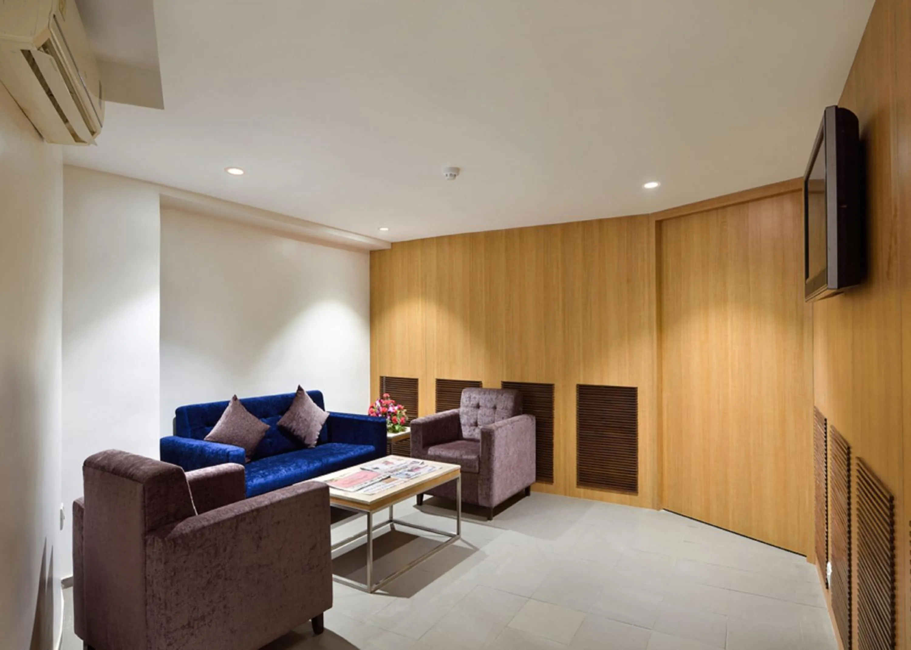 Communal lounge/ TV room in Hotel Leafio-Near Airport