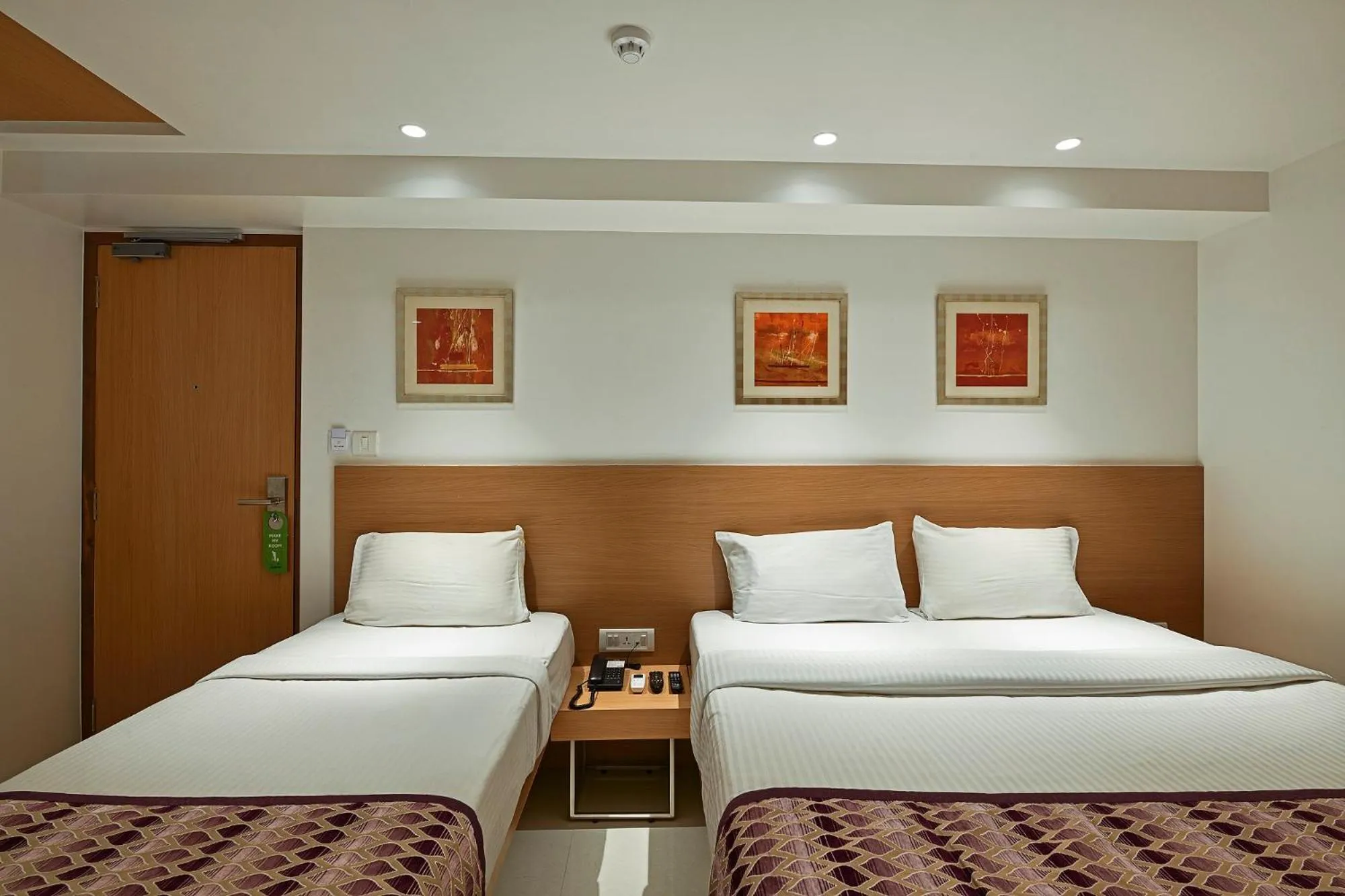 Bed in Hotel Leafio-Near Airport