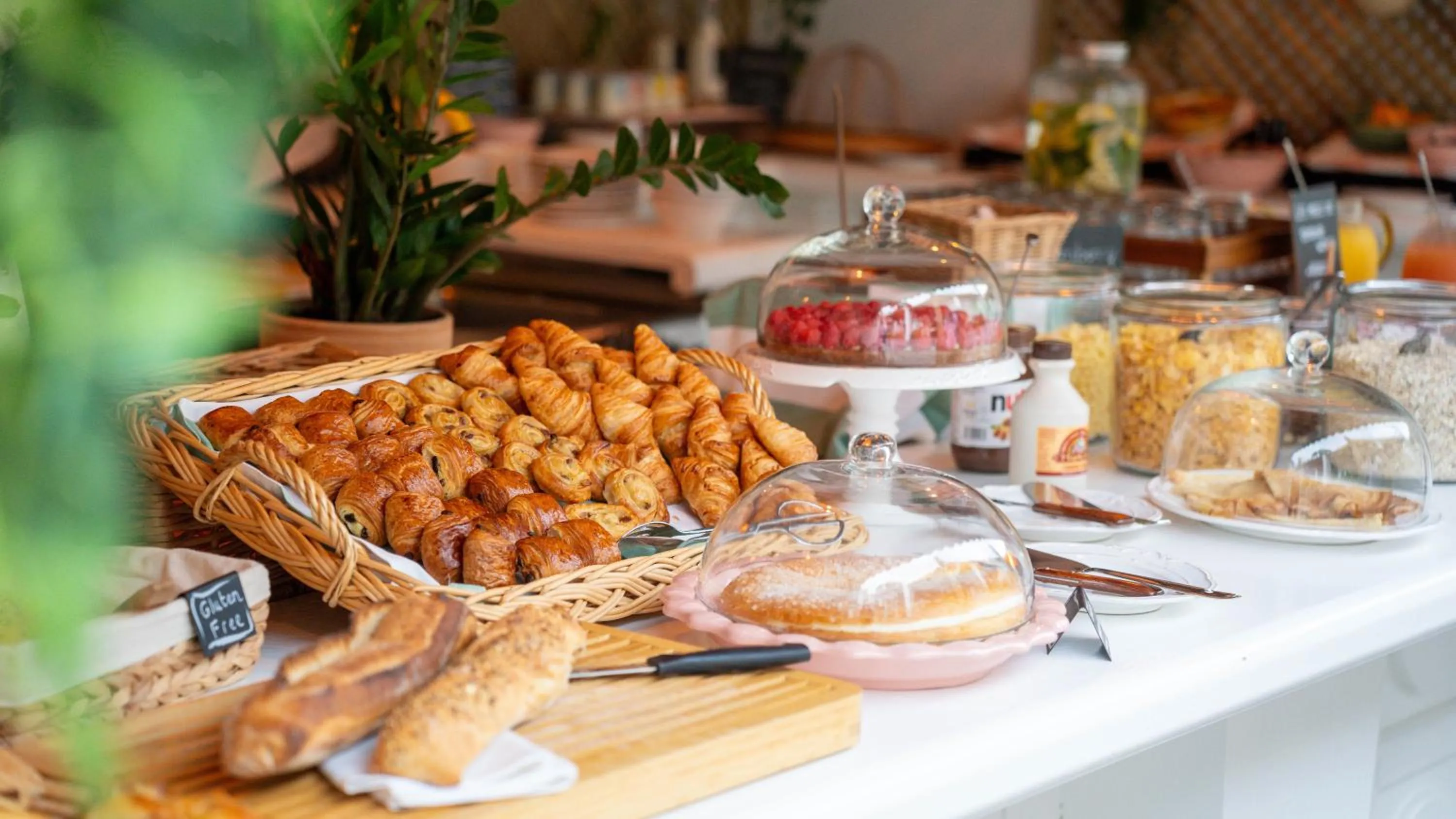 Breakfast in Hôtel La Tartane Saint-Tropez