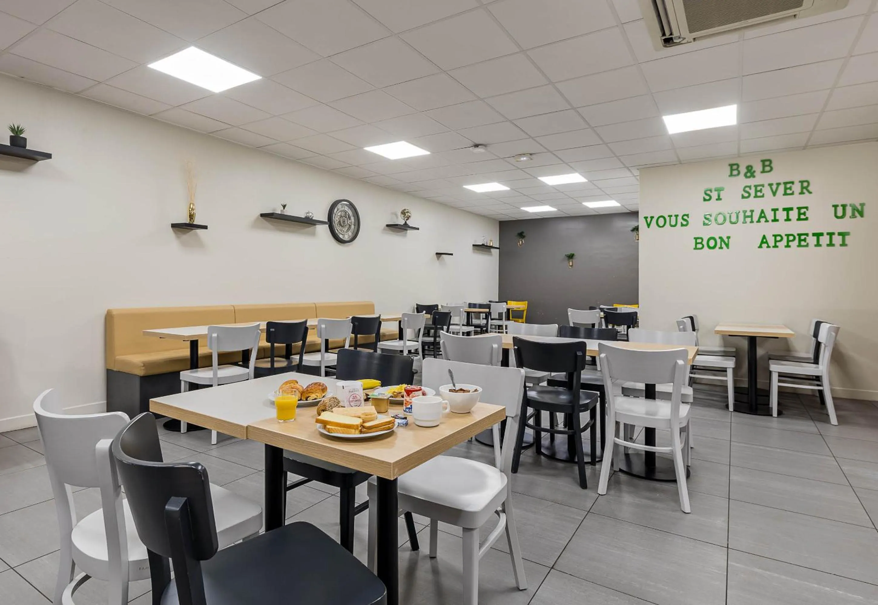 Restaurant/places to eat in B&B HOTEL Rouen Centre