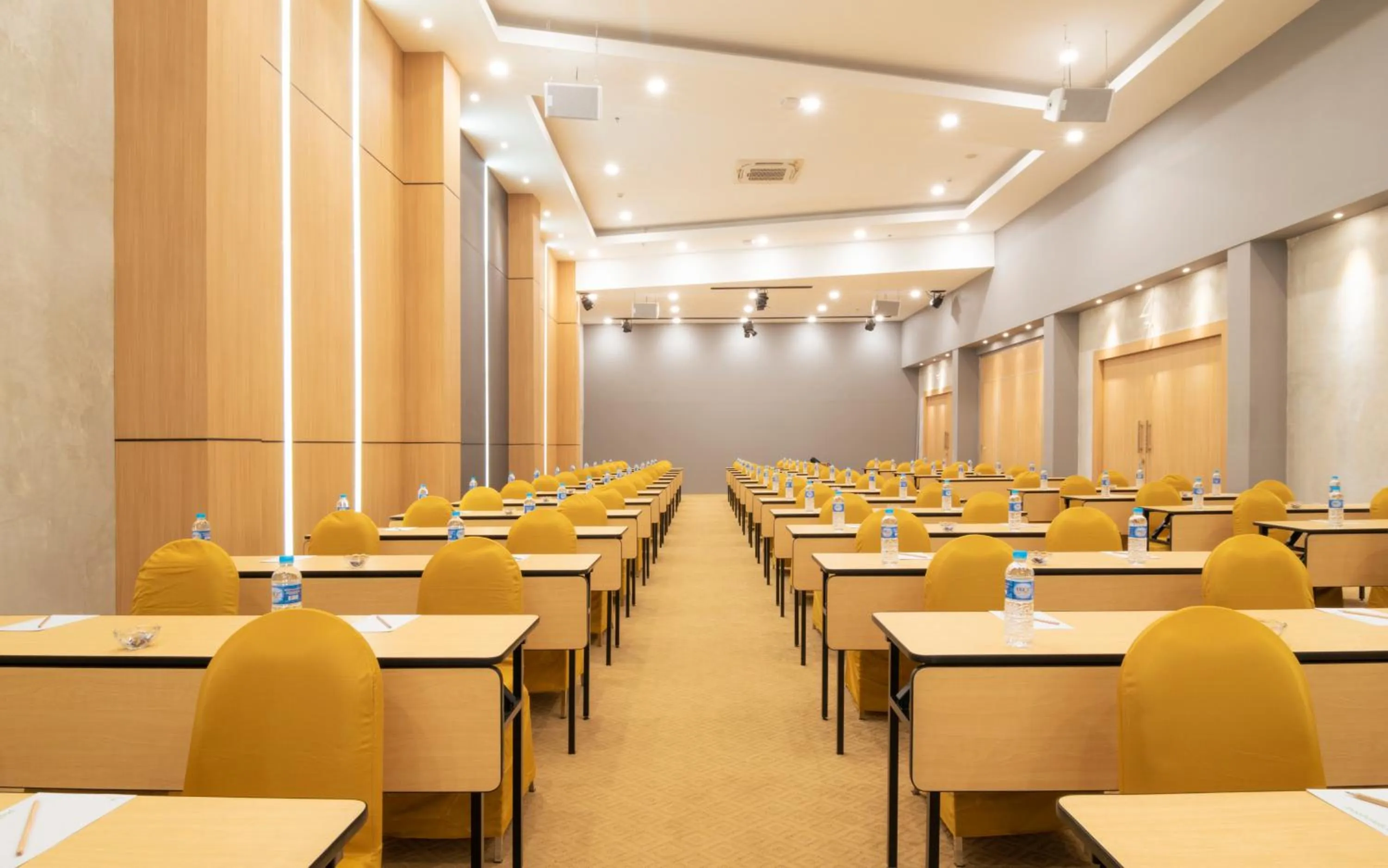 Meeting/conference room in POP! Hotel Banjarmasin