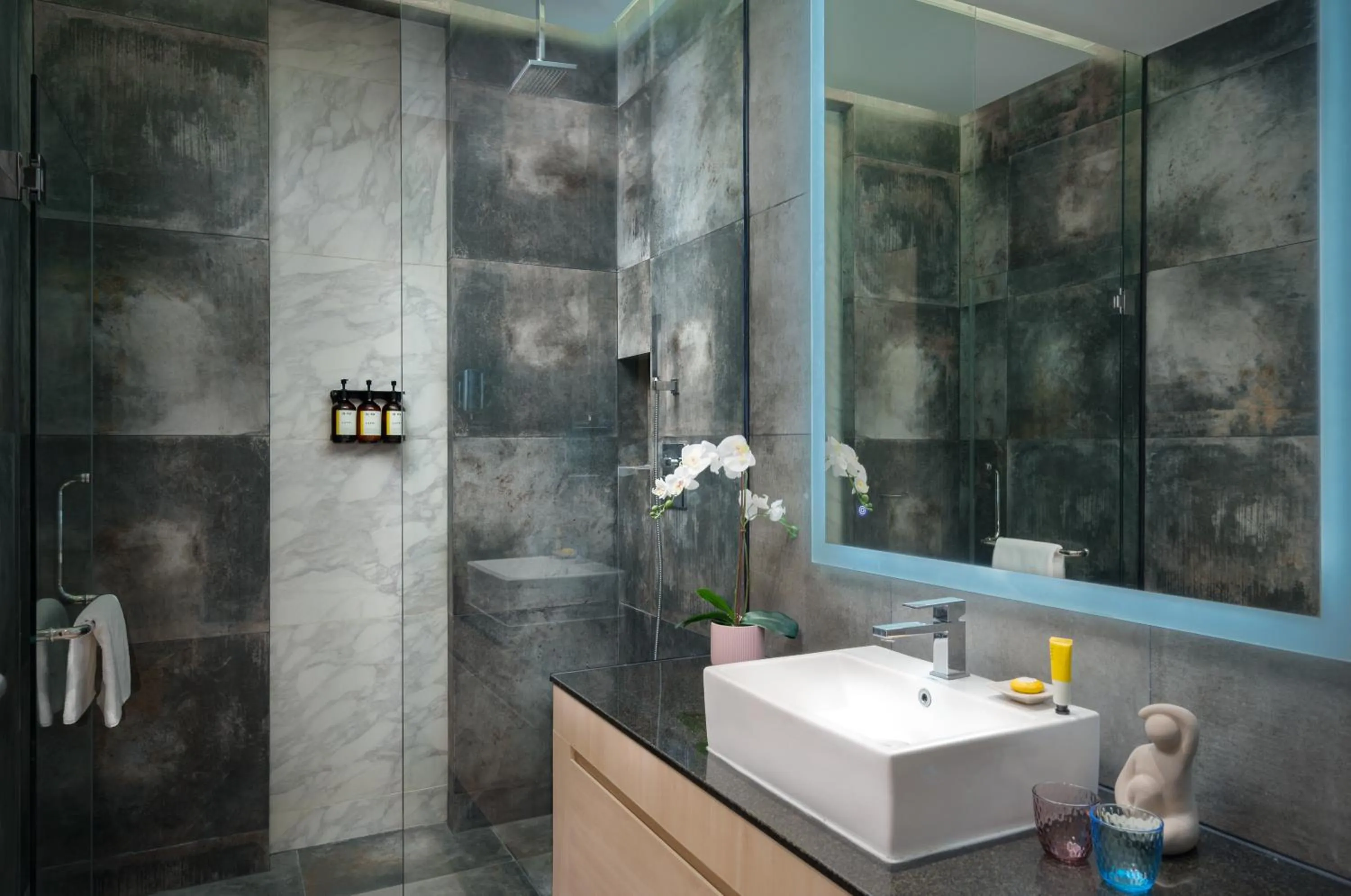 Bathroom in Capri by Fraser, Phnom Penh