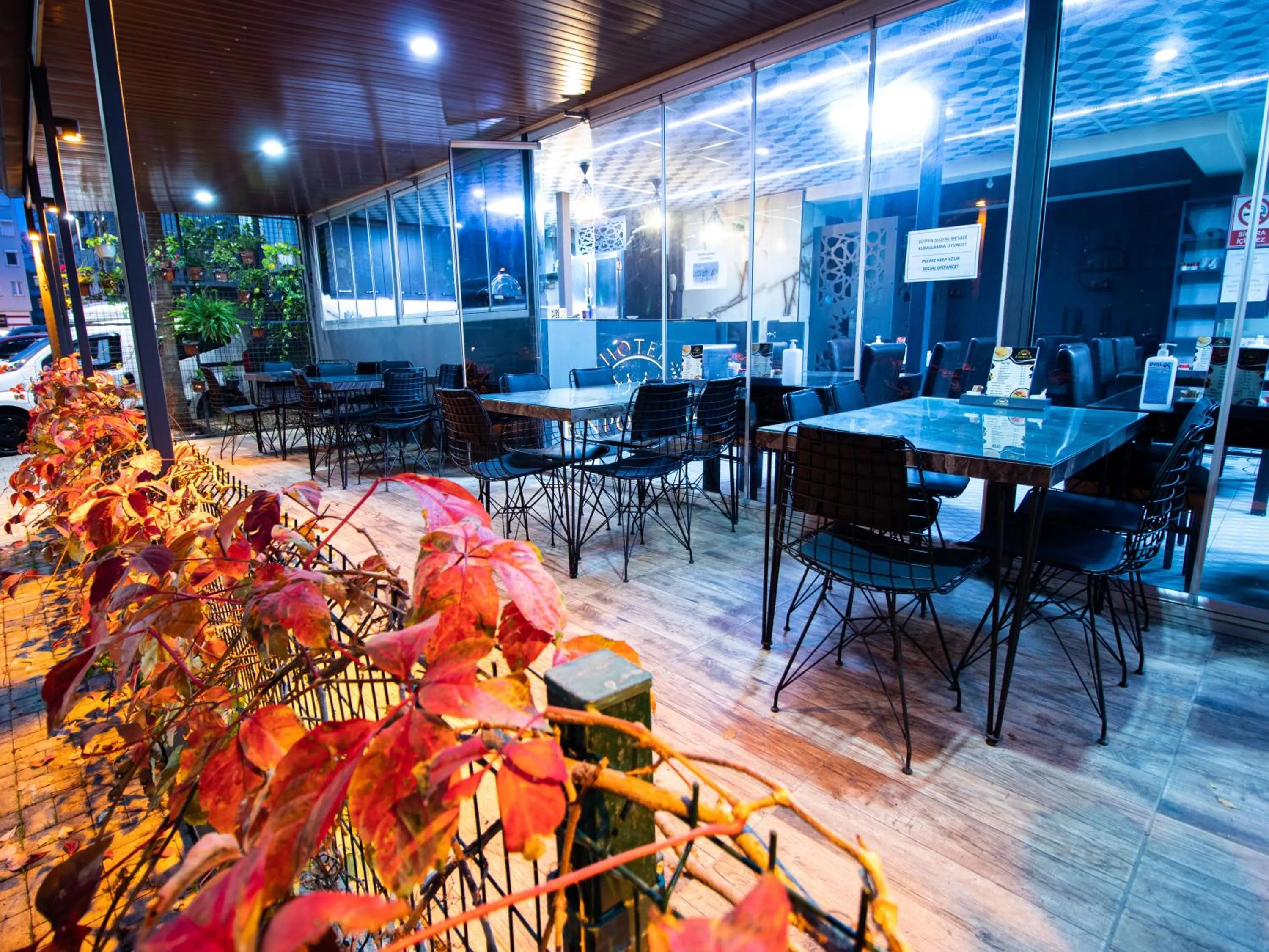 Restaurant/places to eat in Exporoyal Hotel