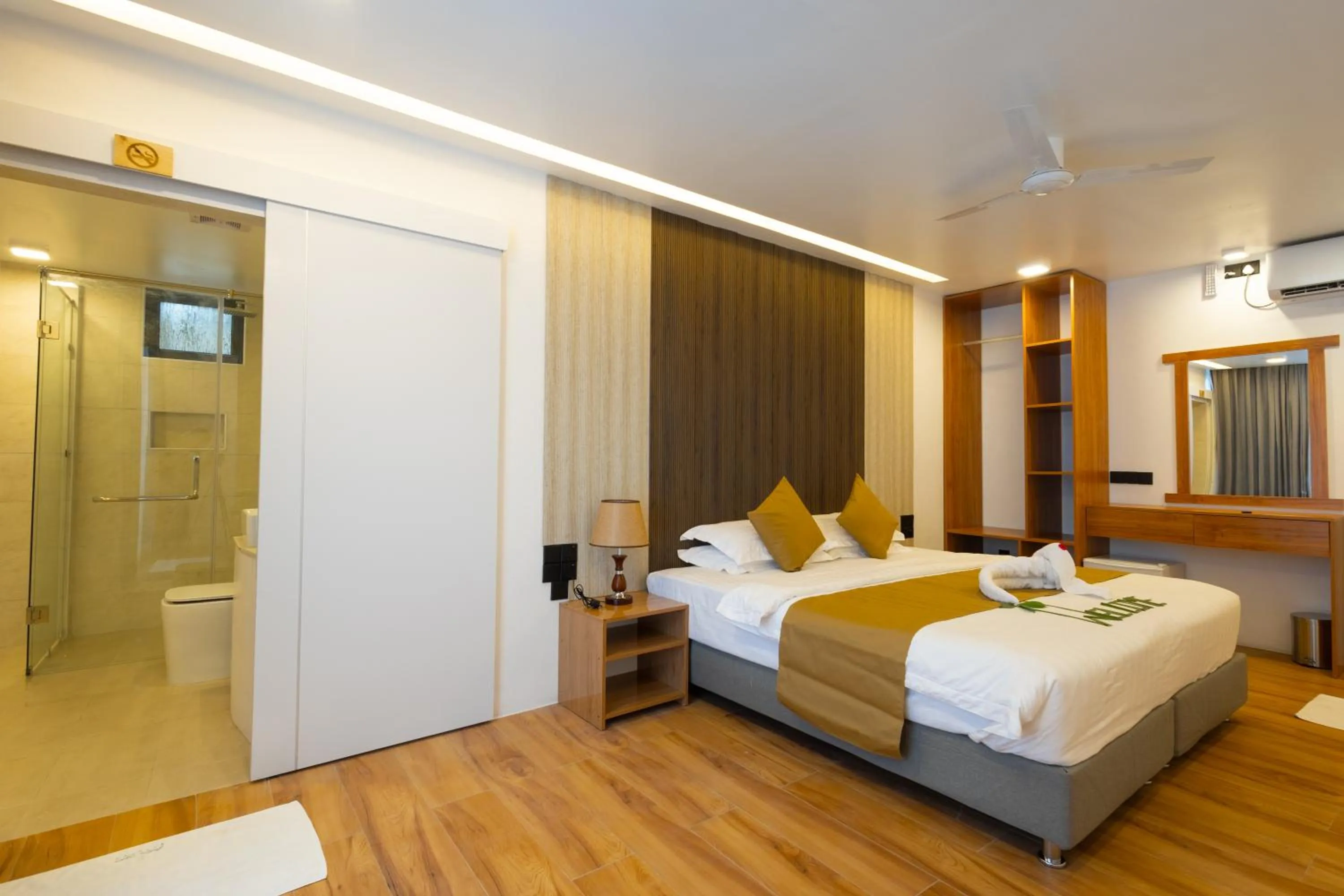 Photo of the whole room, Bed in Shallow Lagoon Rasdhoo