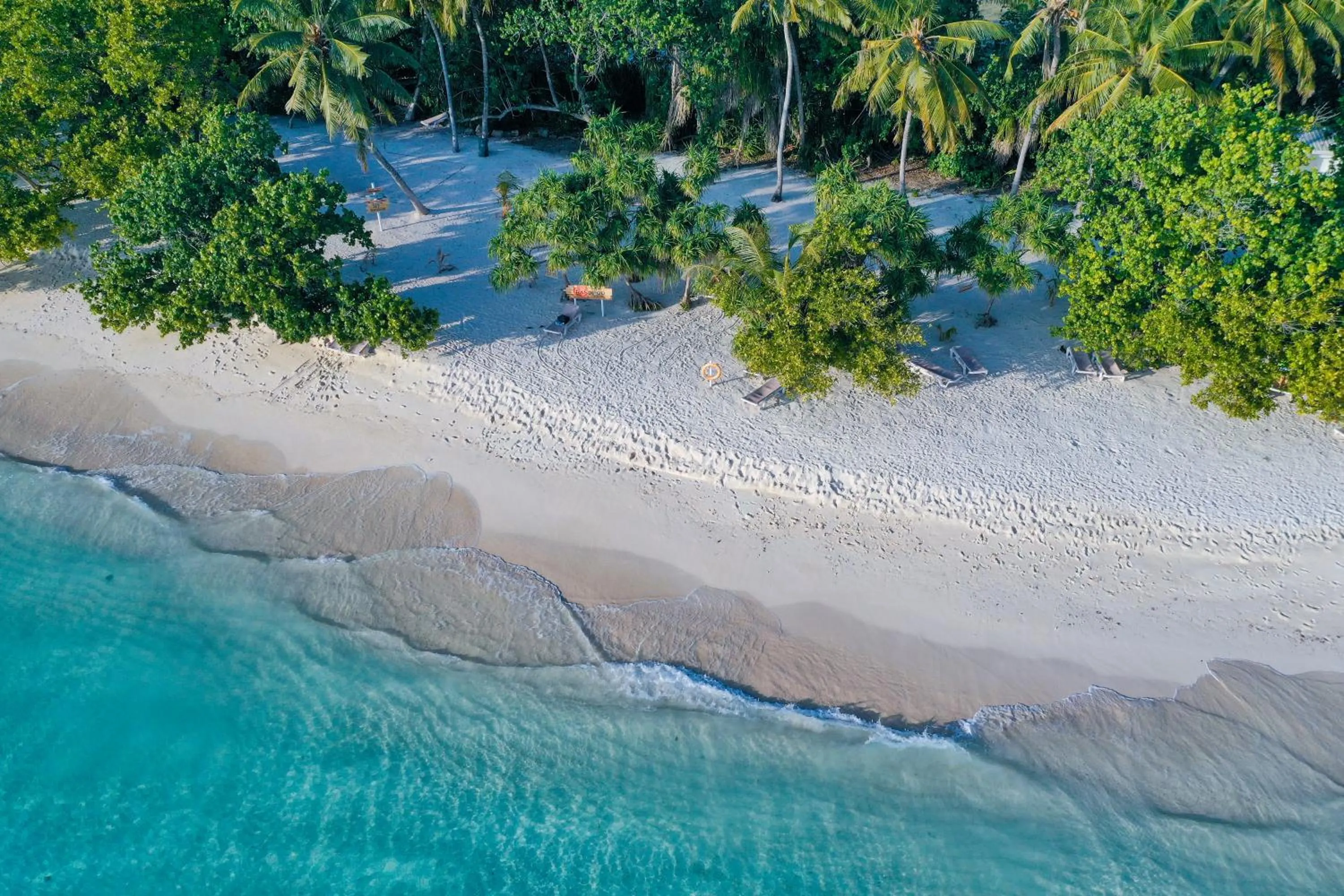 Beach in Shallow Lagoon Rasdhoo