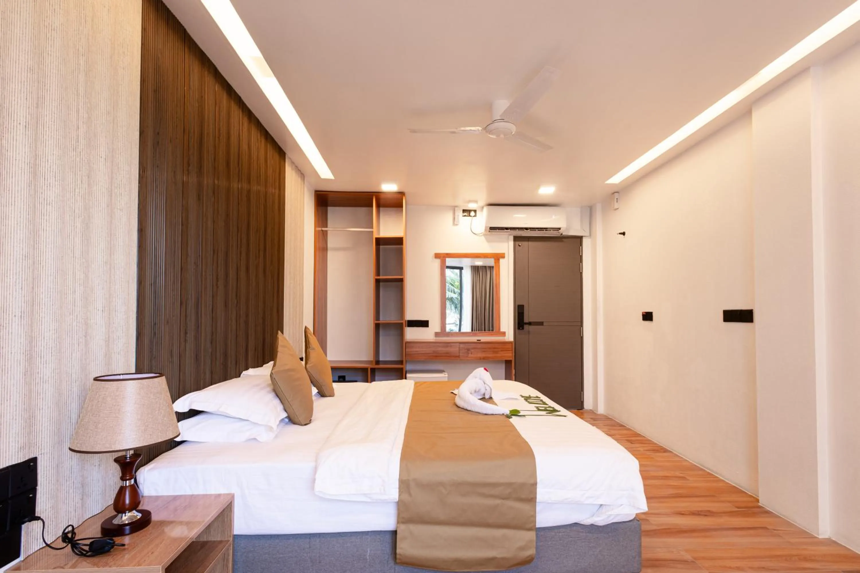 Photo of the whole room, Bed in Shallow Lagoon Rasdhoo