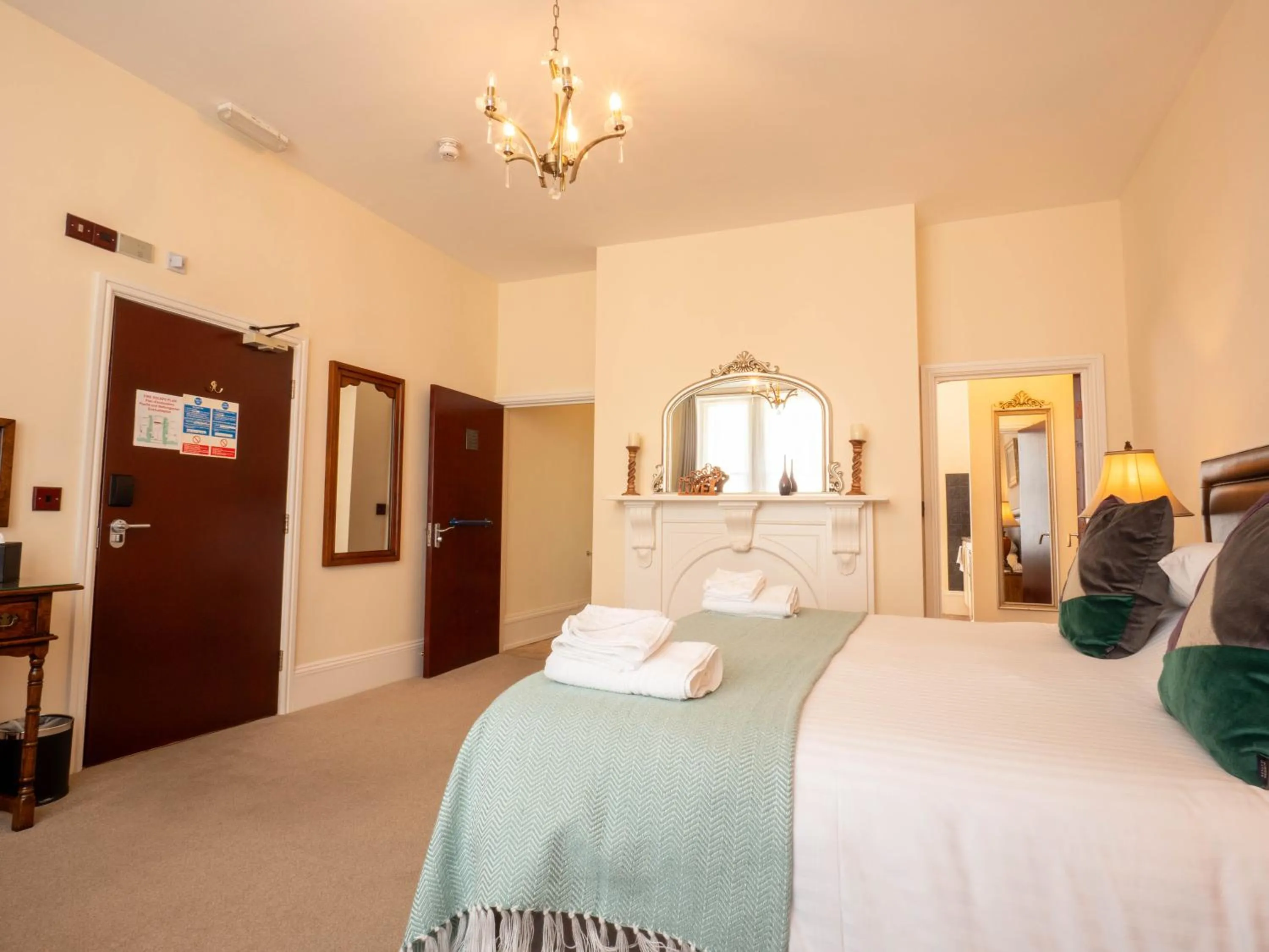 Bedroom, Bed in The Black Boy Inn