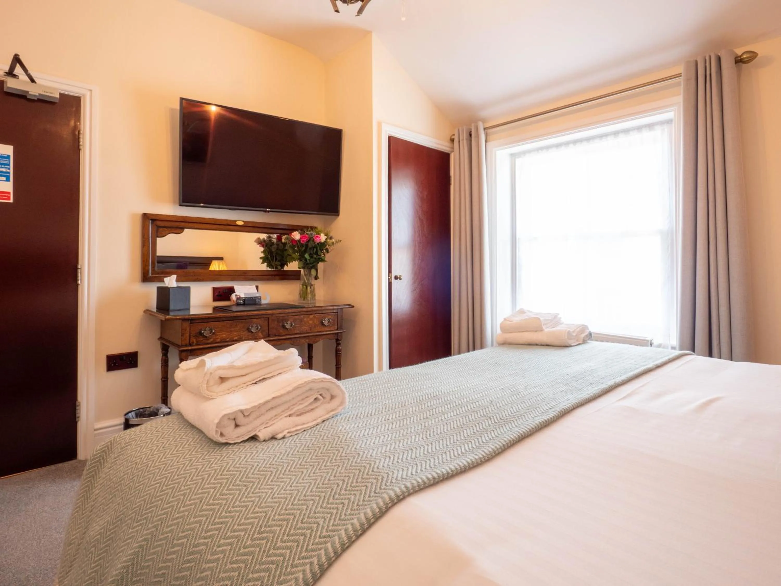 Bedroom, Bed in The Black Boy Inn