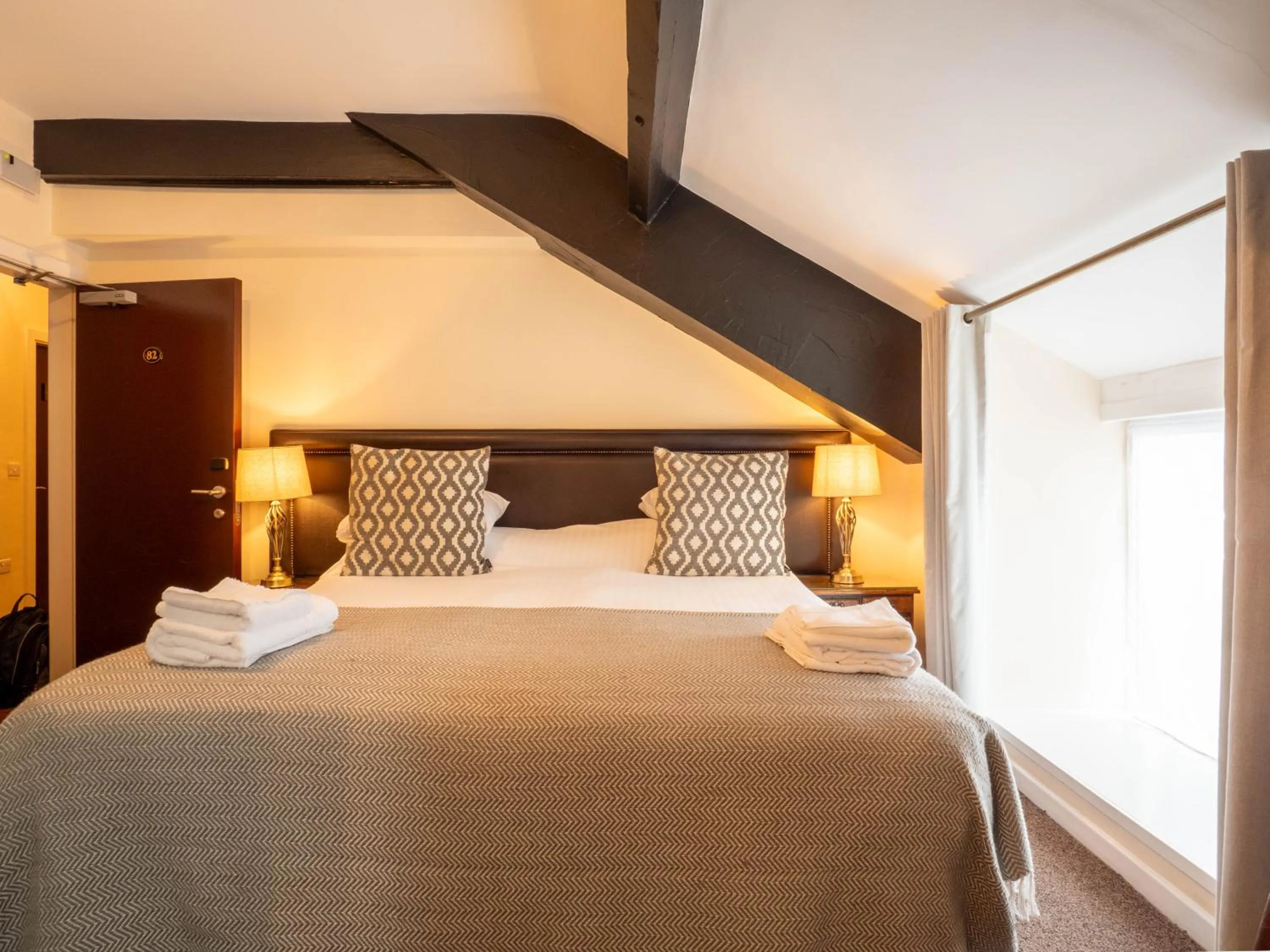 Bedroom, Bed in The Black Boy Inn