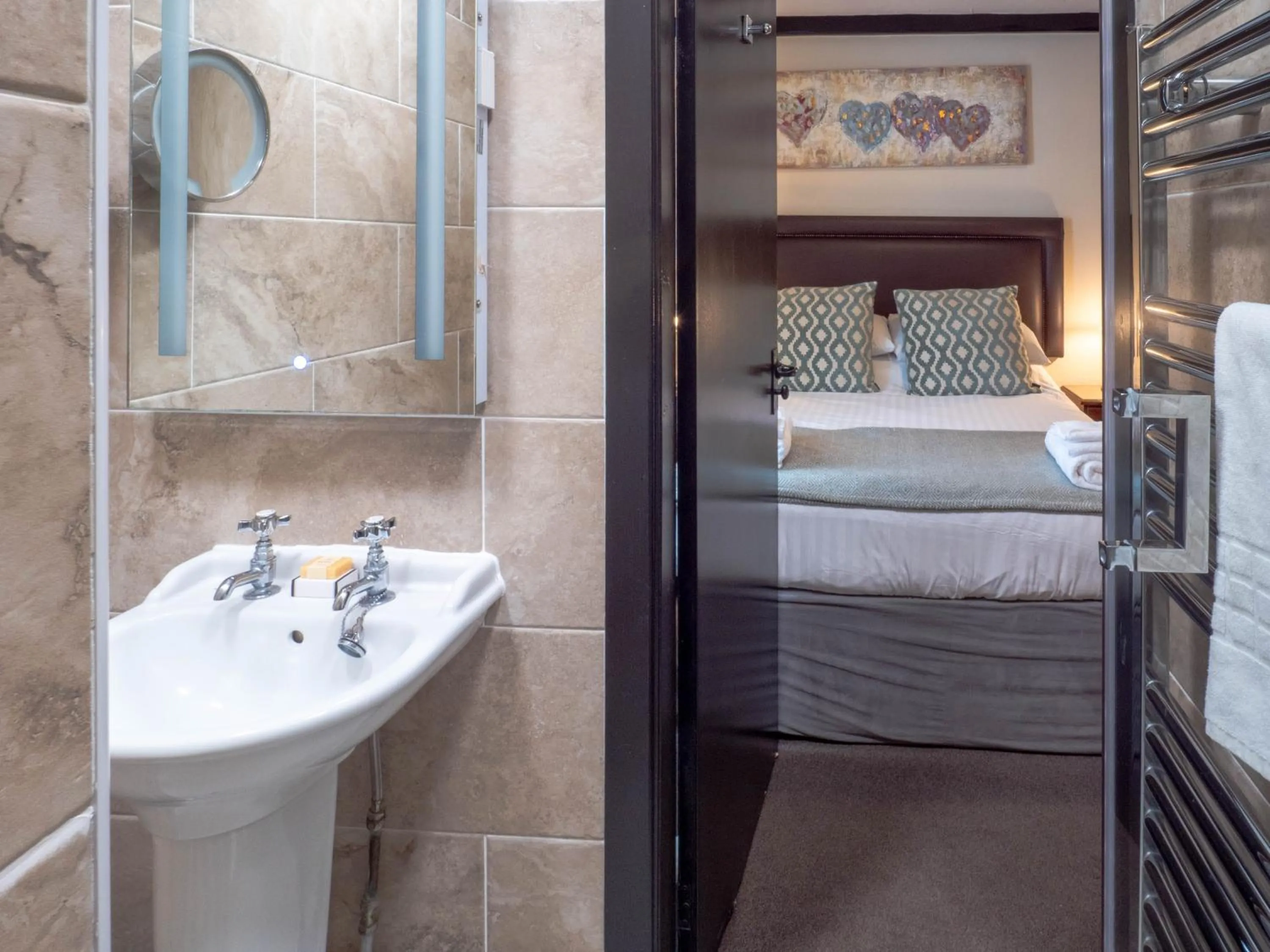 Shower, Bed in The Black Boy Inn