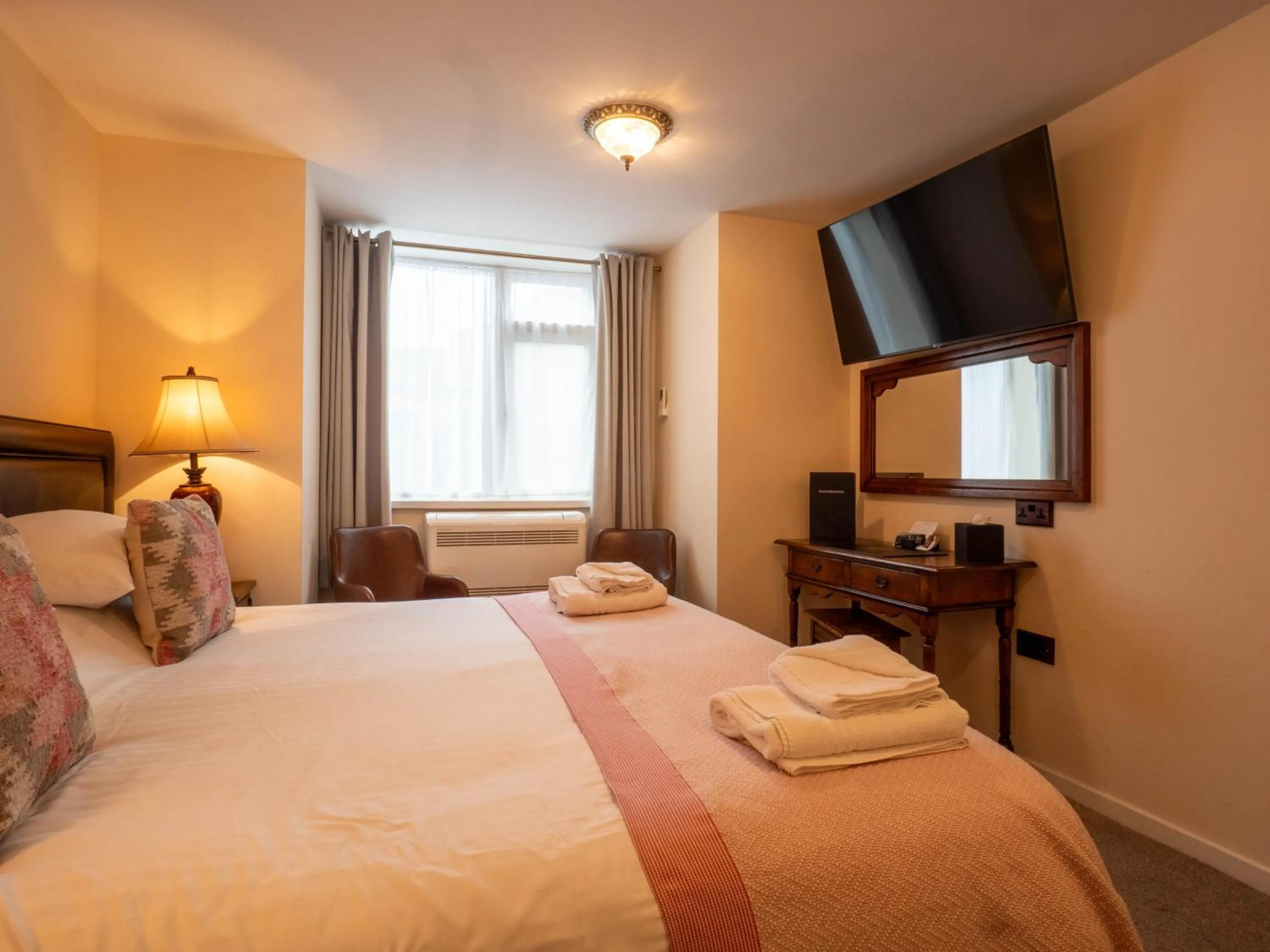 Bedroom, Bed in The Black Boy Inn