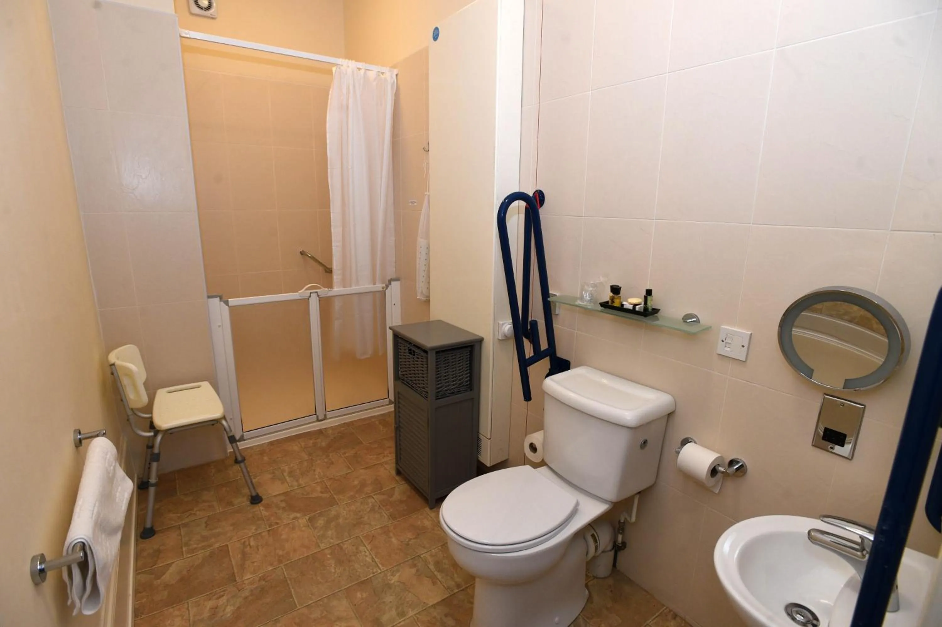 Shower in The Black Boy Inn