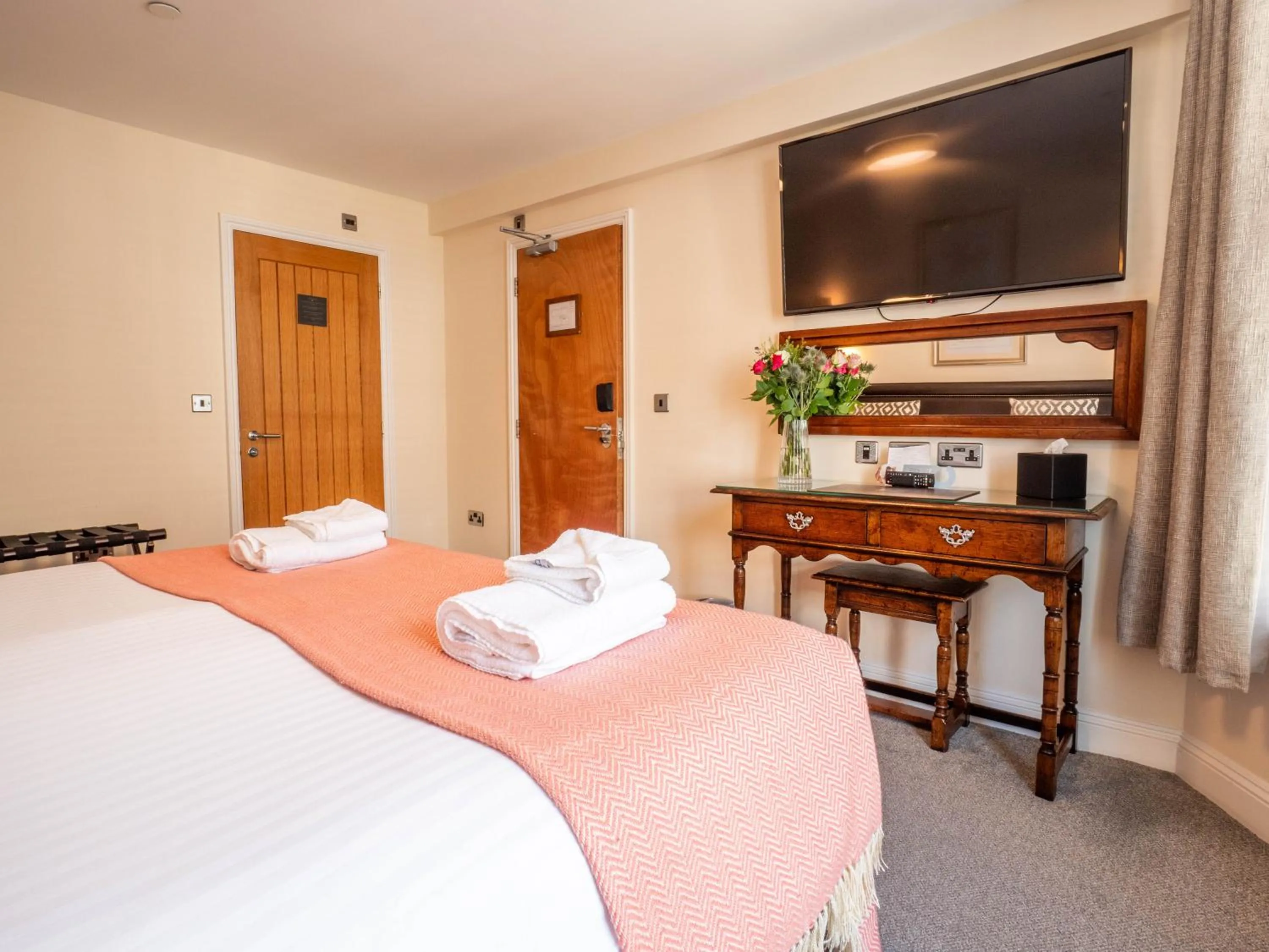 Bedroom, Bed in The Black Boy Inn