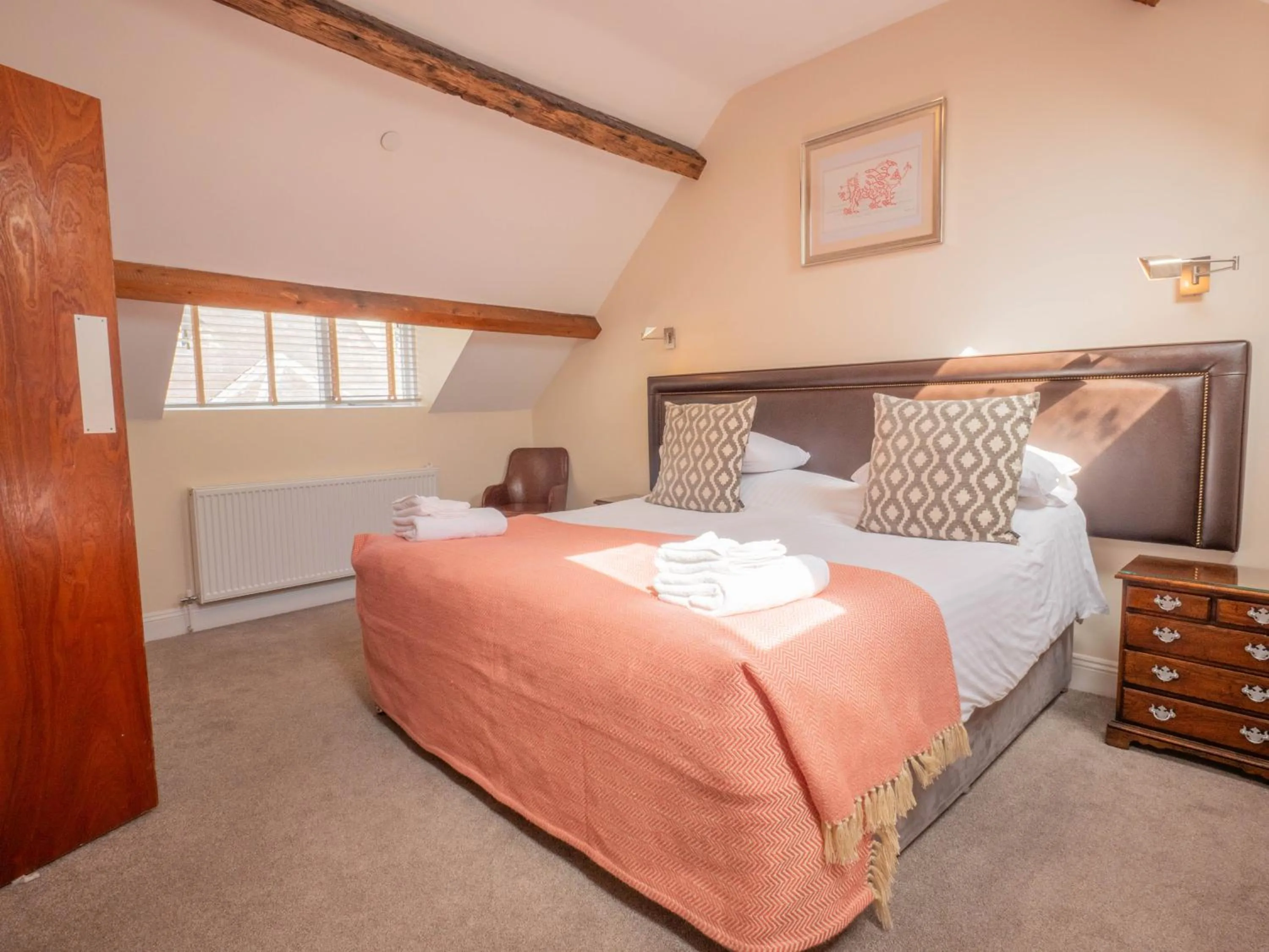 Bedroom, Bed in The Black Boy Inn