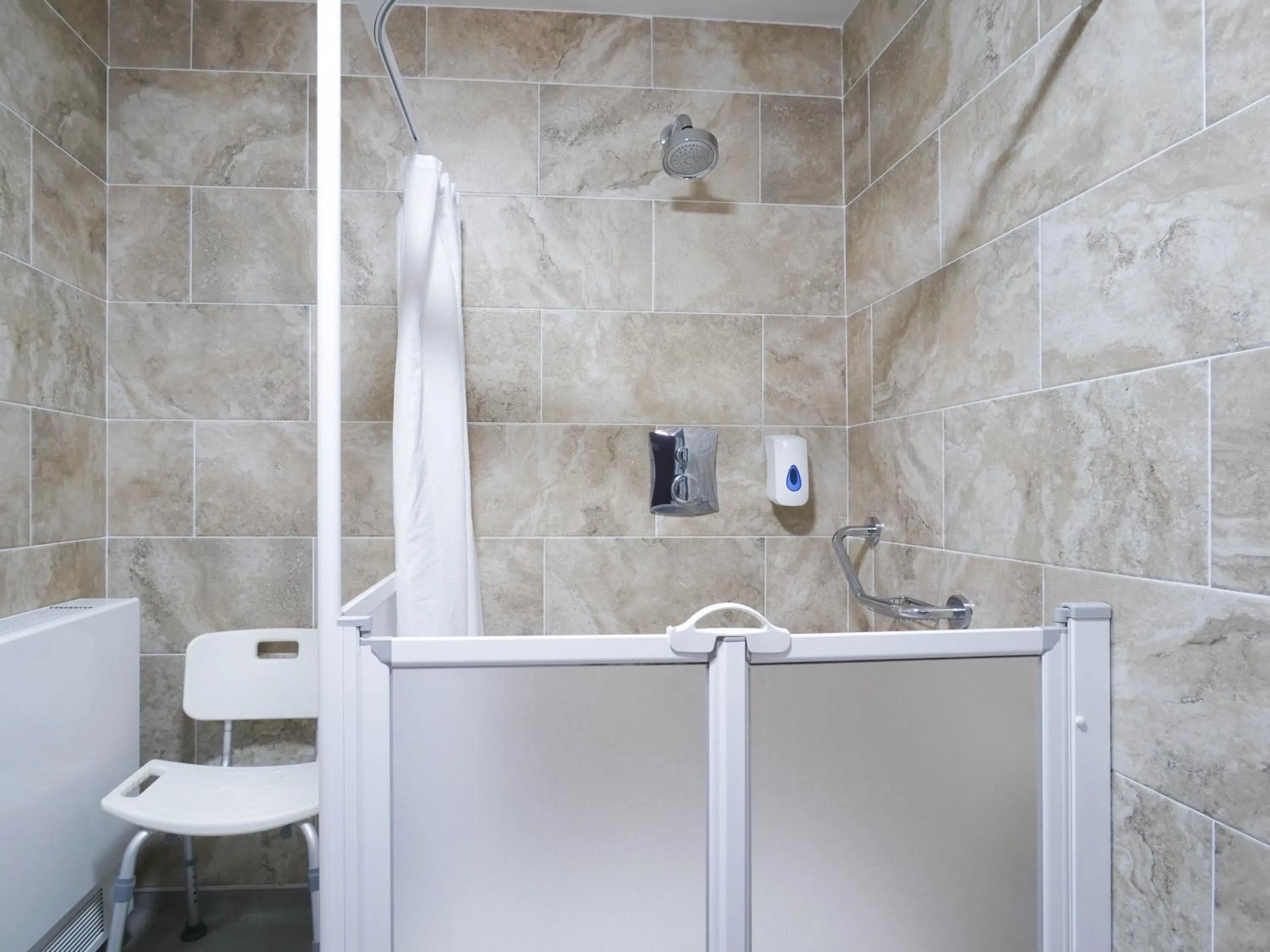 Shower in The Black Boy Inn