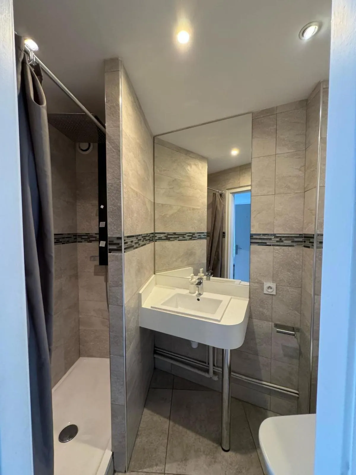 Bathroom in Appart' Hôtel Fauriel Saint-Etienne Parking privé balcon wifi