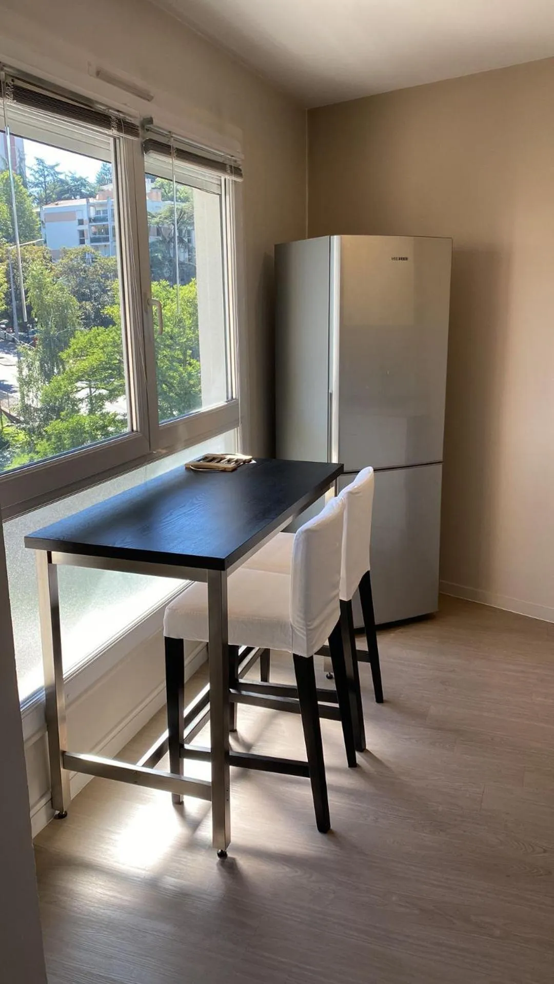 Kitchen or kitchenette in Appart' Hôtel Fauriel Saint-Etienne Parking privé balcon wifi