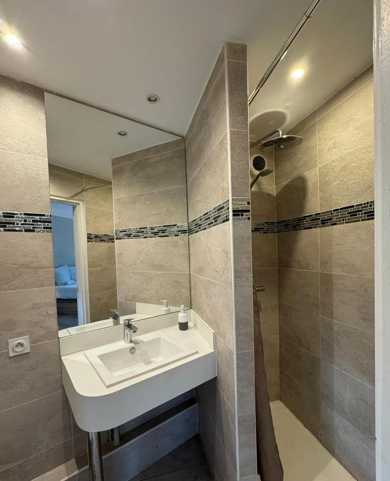 Bathroom in Appart' Hôtel Fauriel Saint-Etienne Parking privé balcon wifi