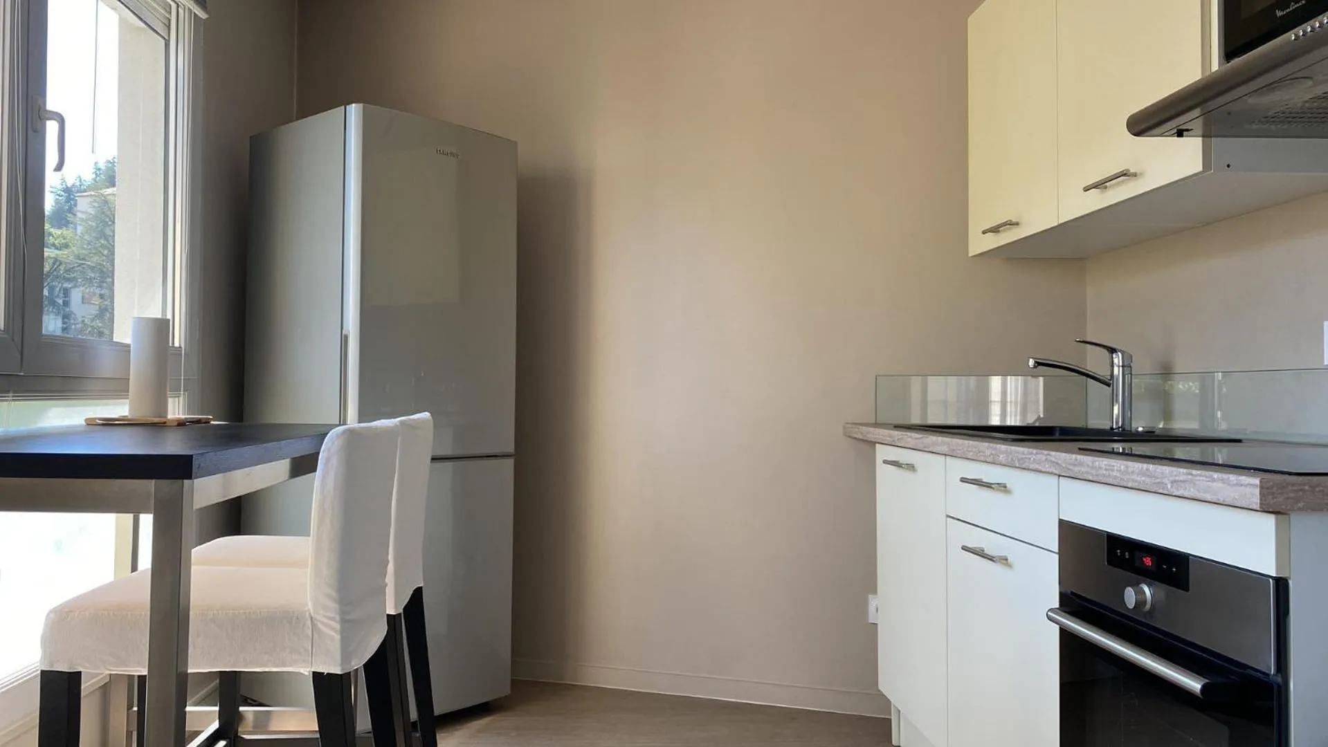 Kitchen or kitchenette in Appart' Hôtel Fauriel Saint-Etienne Parking privé balcon wifi