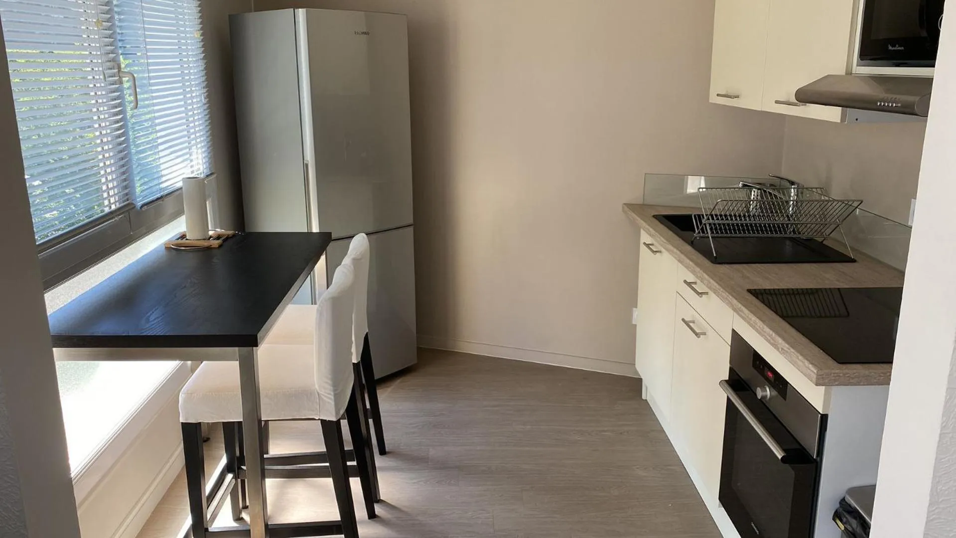 Kitchen or kitchenette in Appart' Hôtel Fauriel Saint-Etienne Parking privé balcon wifi