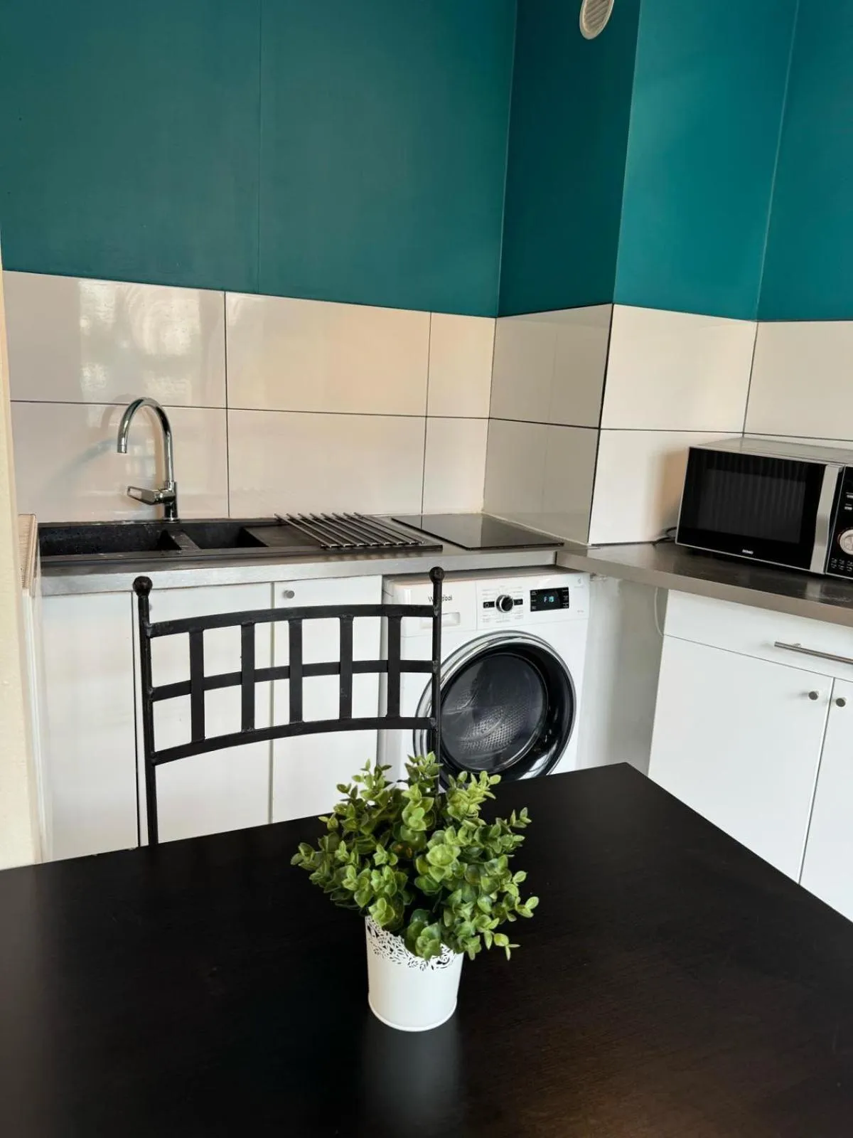 Kitchen or kitchenette in Appart' Hôtel Fauriel Saint-Etienne Parking privé balcon wifi