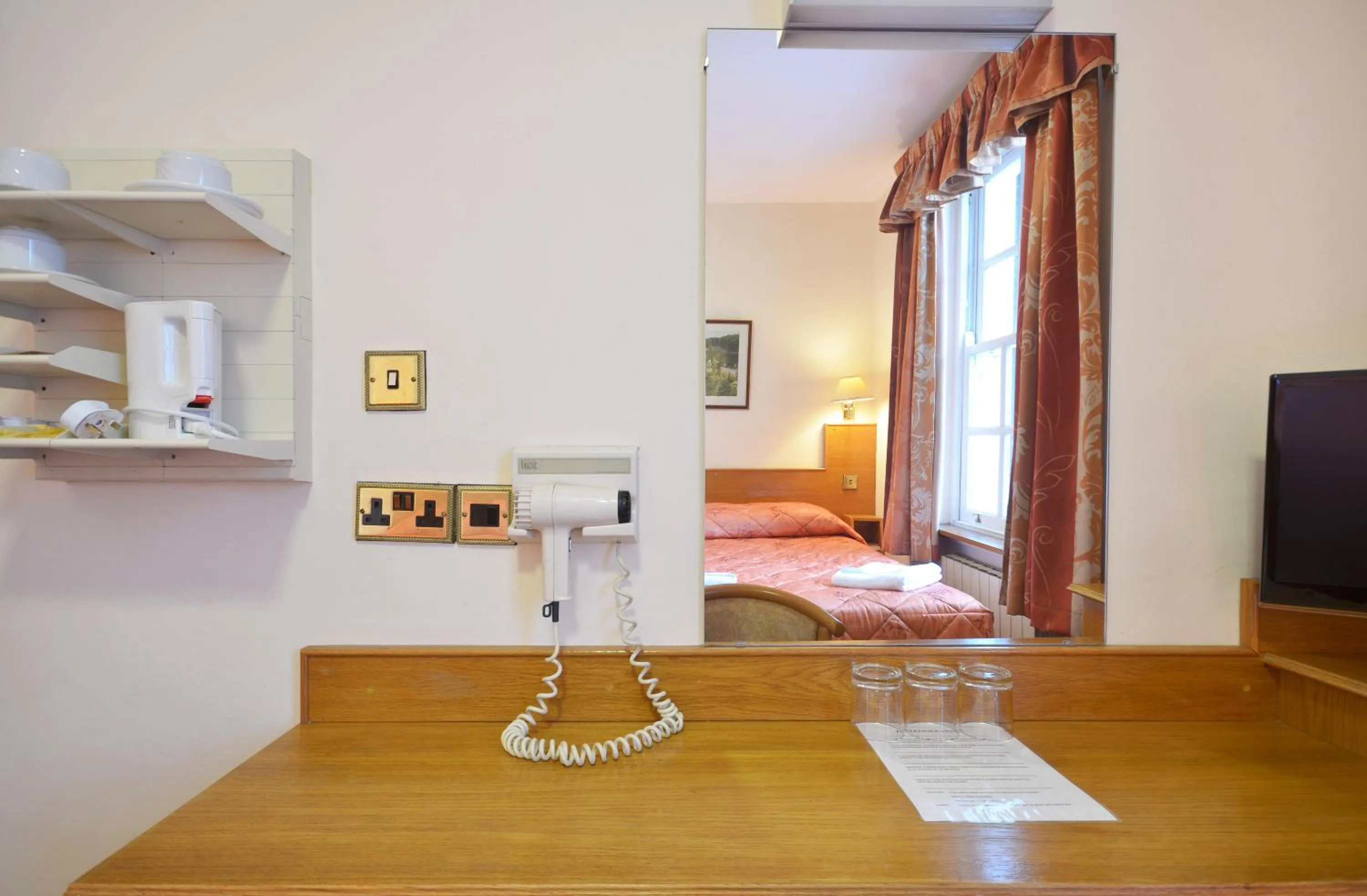 Seating area, Bed in Seymour Hotel