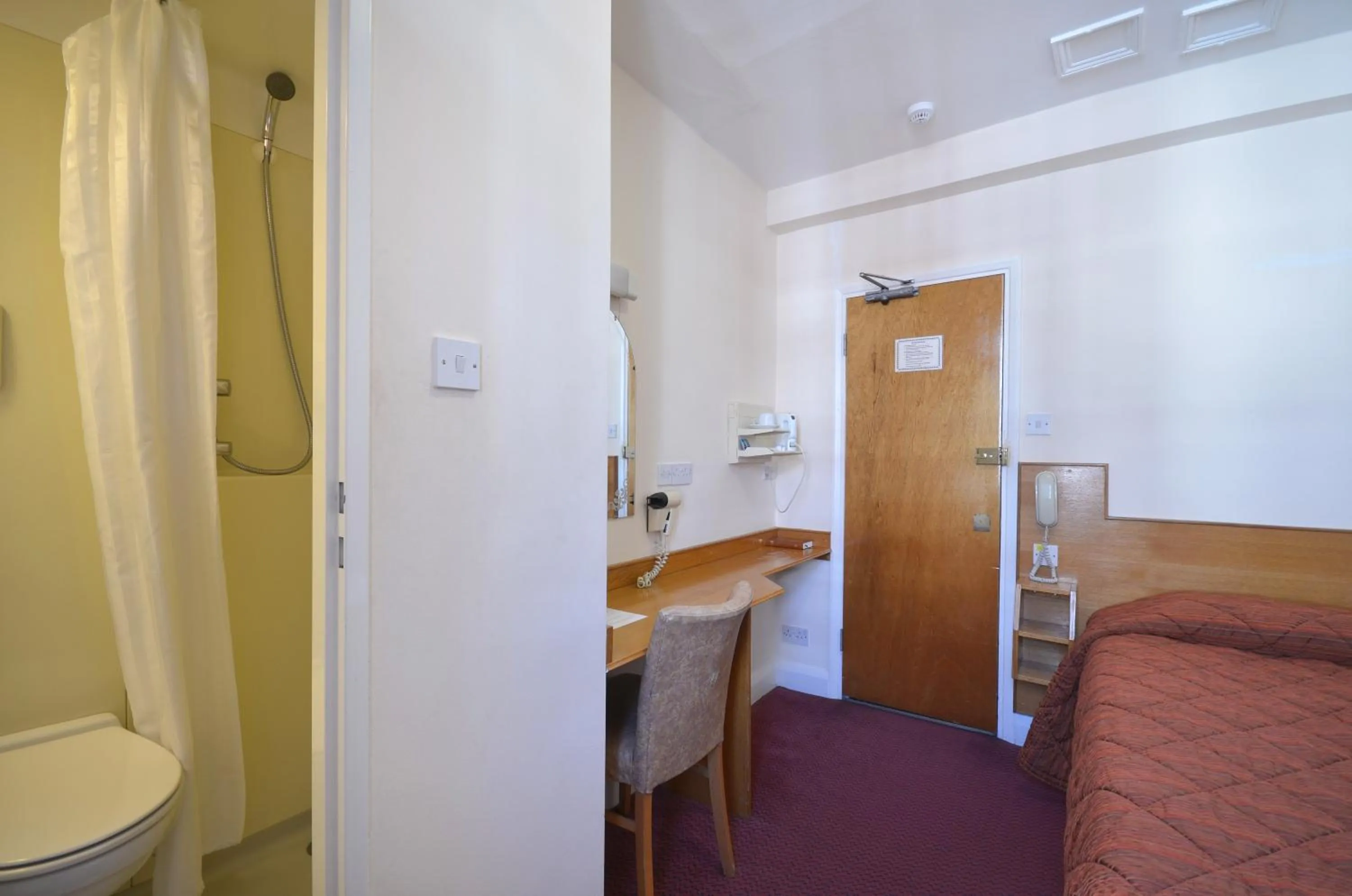 Photo of the whole room in Seymour Hotel