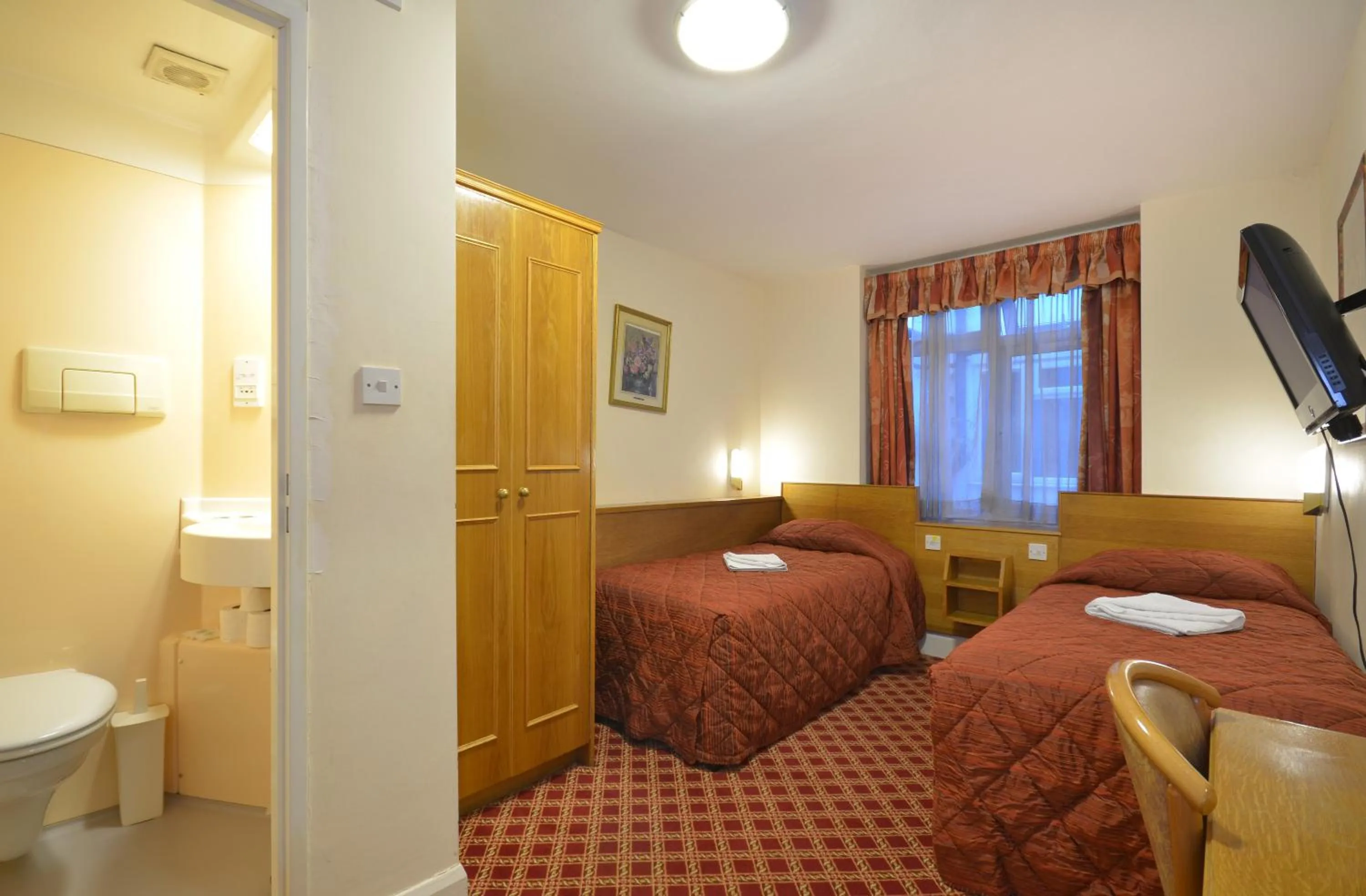 Photo of the whole room, Bed in Seymour Hotel