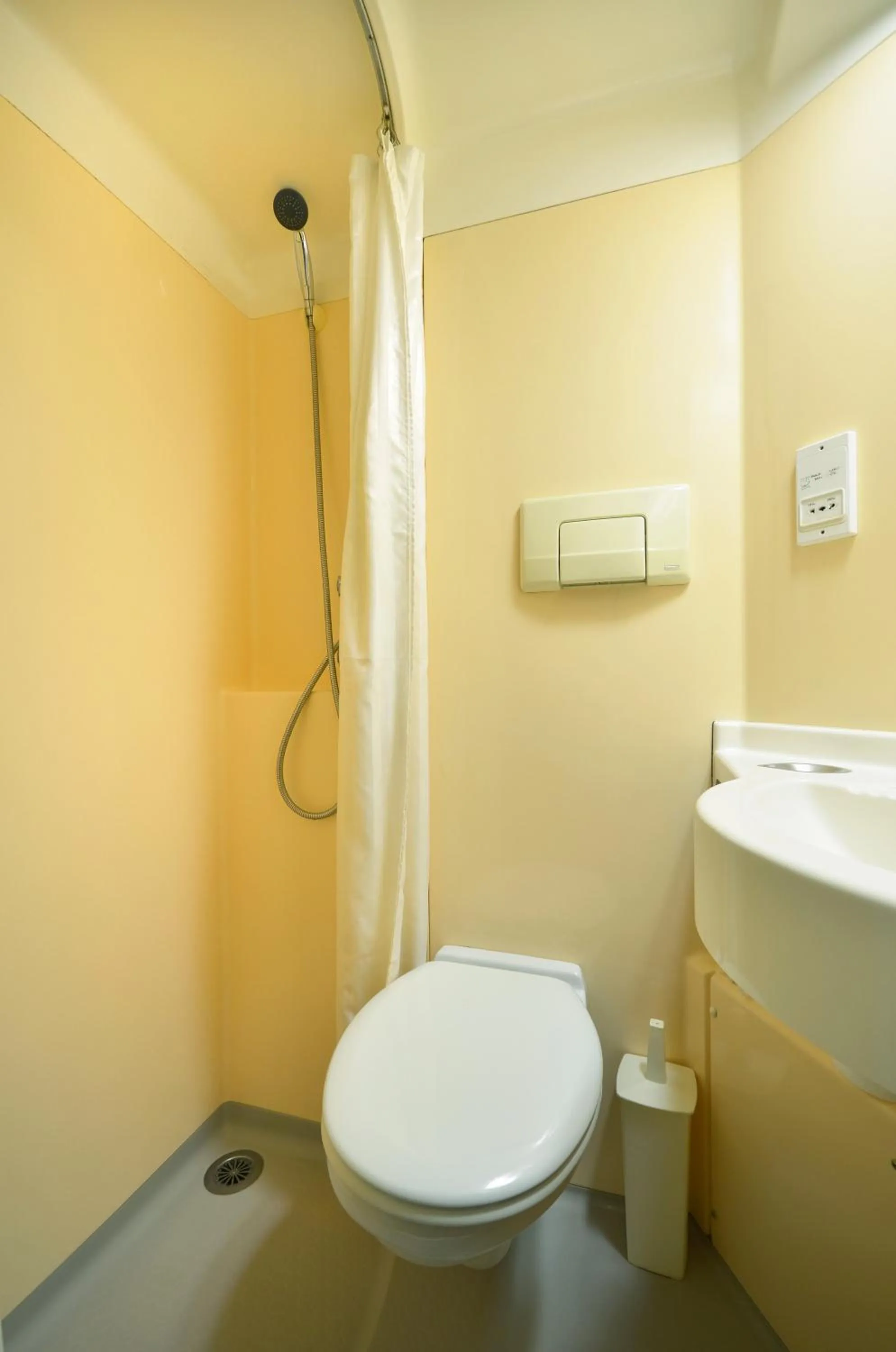 Bathroom in Seymour Hotel