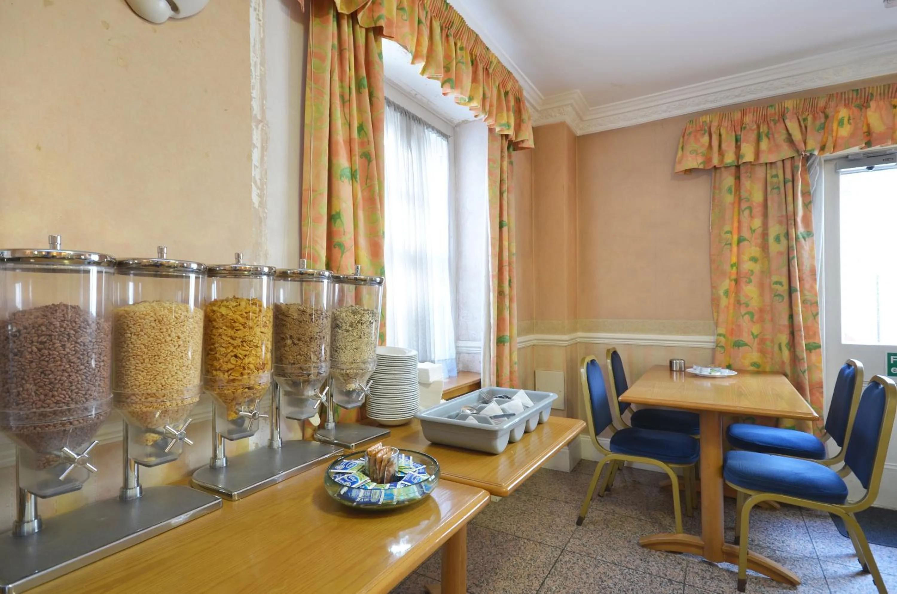 Restaurant/places to eat in Seymour Hotel