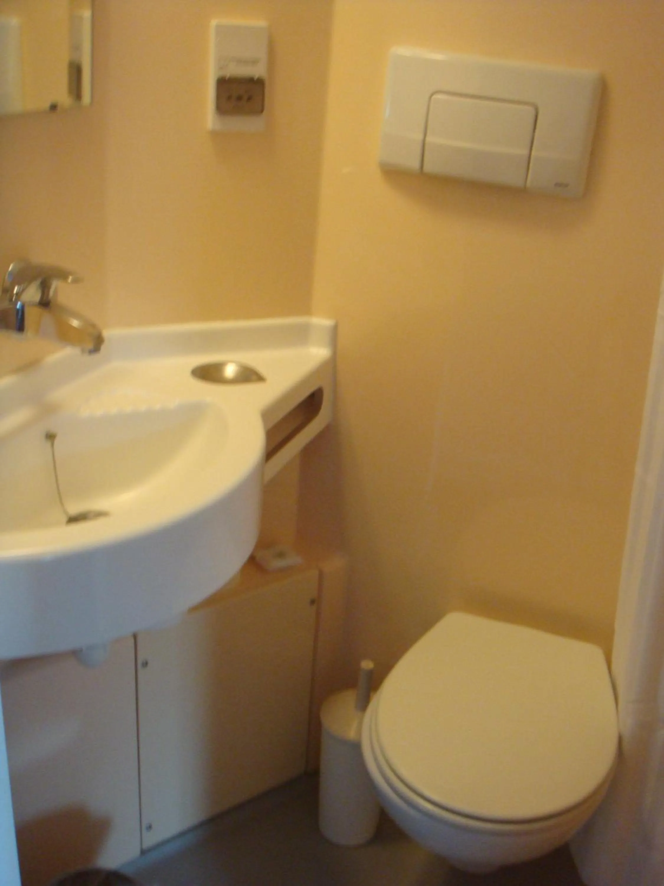 Bathroom in Seymour Hotel