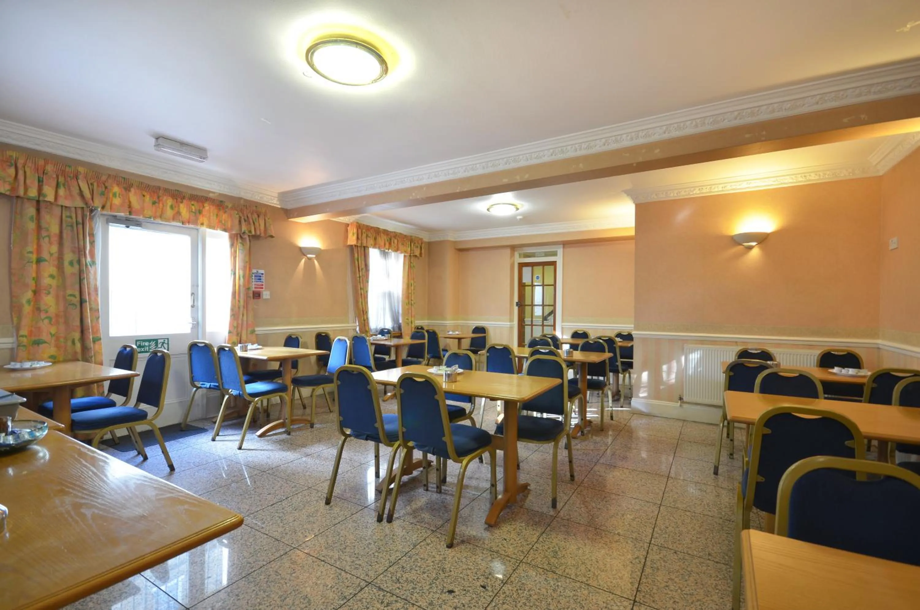 Restaurant/places to eat in Seymour Hotel